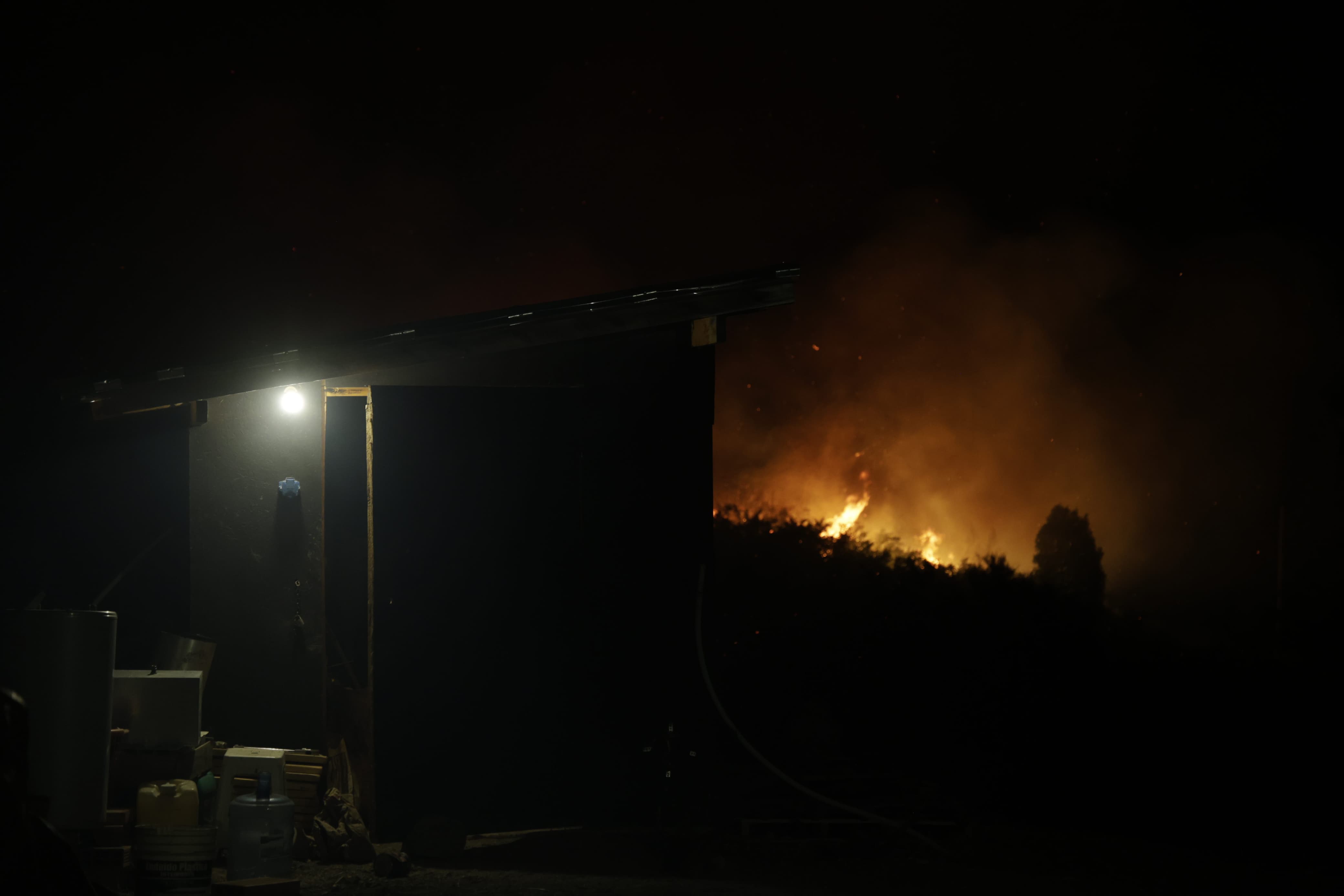 Over 2000 Hectares Consumed in Epuyén Forest Fire Epuyén, Argentina - January 16, 2025: Firefighters in Epuyén worked tirelessly until past 9 PM...