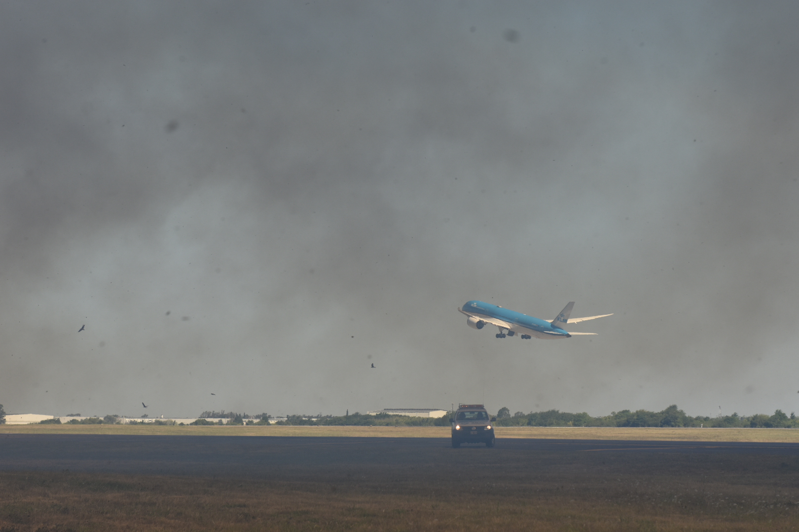 incendio-Ezeiza718 A massive and destructive forest fire swept through areas near Ezeiza International Airport in Bu...