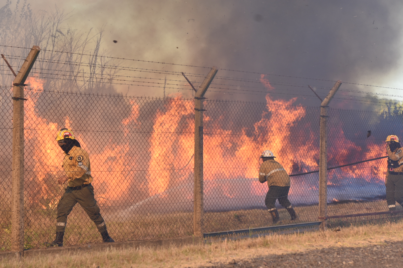 incendio-Ezeiza-708 A massive and destructive forest fire swept through areas near Ezeiza International Airport in Bu...