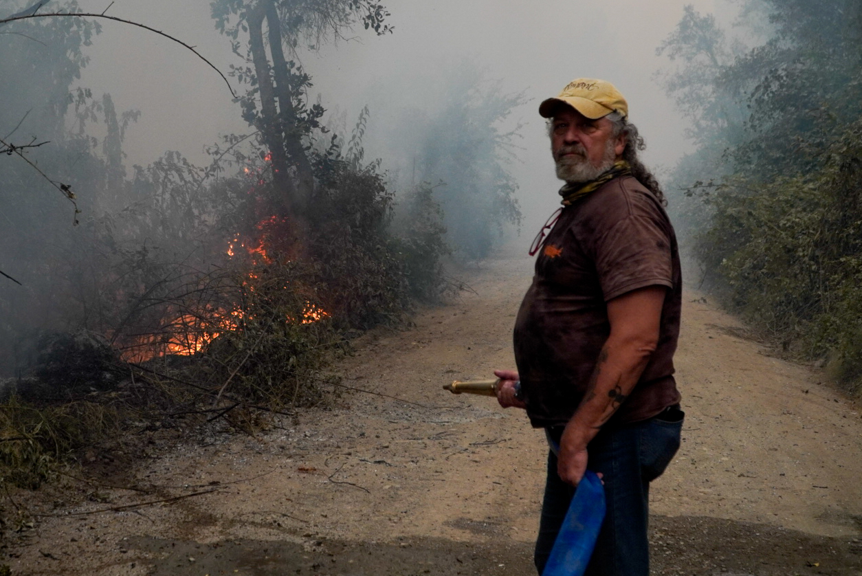 Over 1,000 Residents Evacuated as Flames Threaten Populated Areas El Bolsón, Argentina - February 10, 2025: A devastating wildfire near El Bolsón has forced the ...