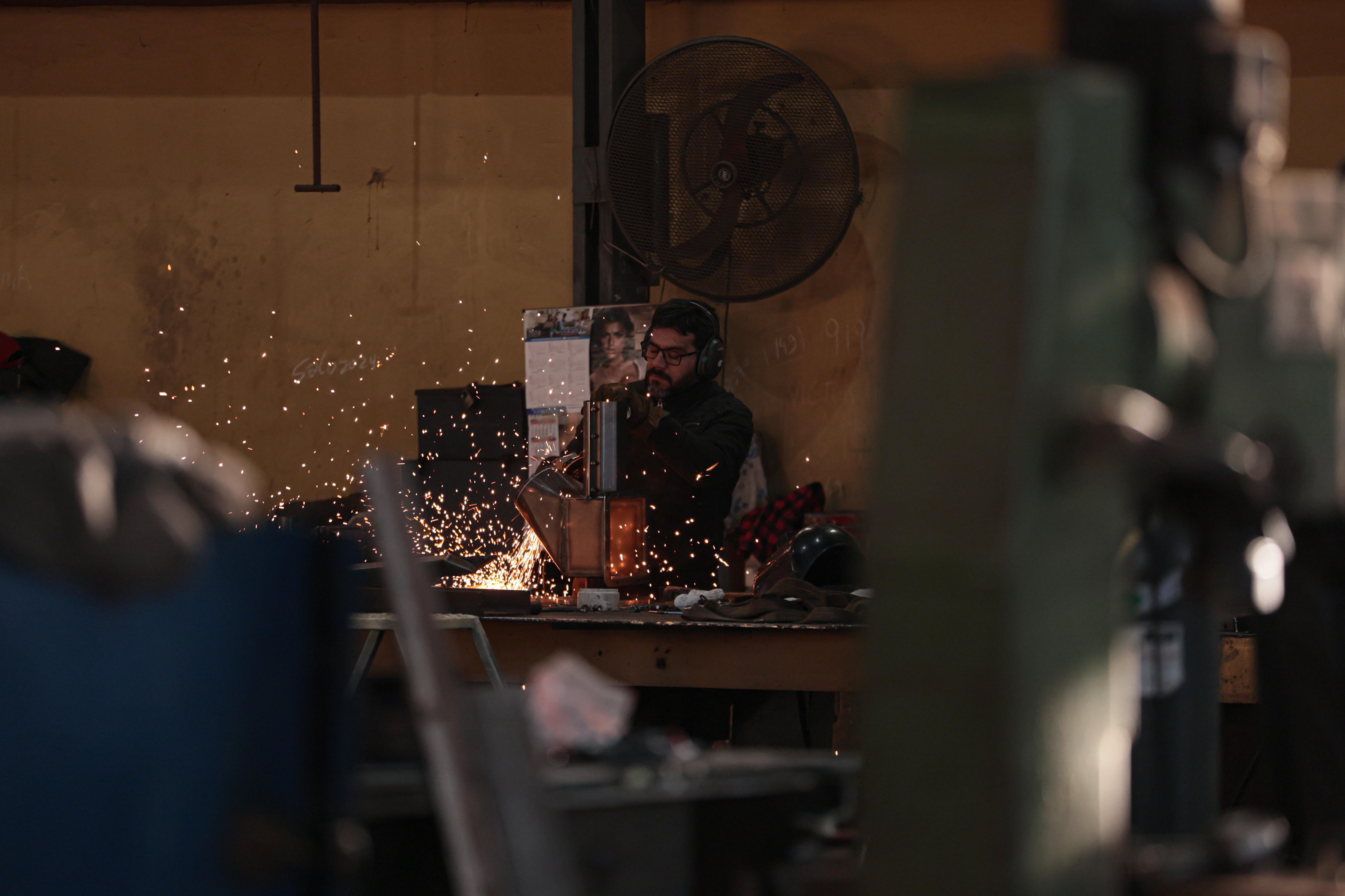 "No Exceptions": Argentina Among Countries Affected by New U.S. Trade Measures Washington, D.C., USA – February 12, 2025: Photography of Steel workers in Argentina, while U.S...