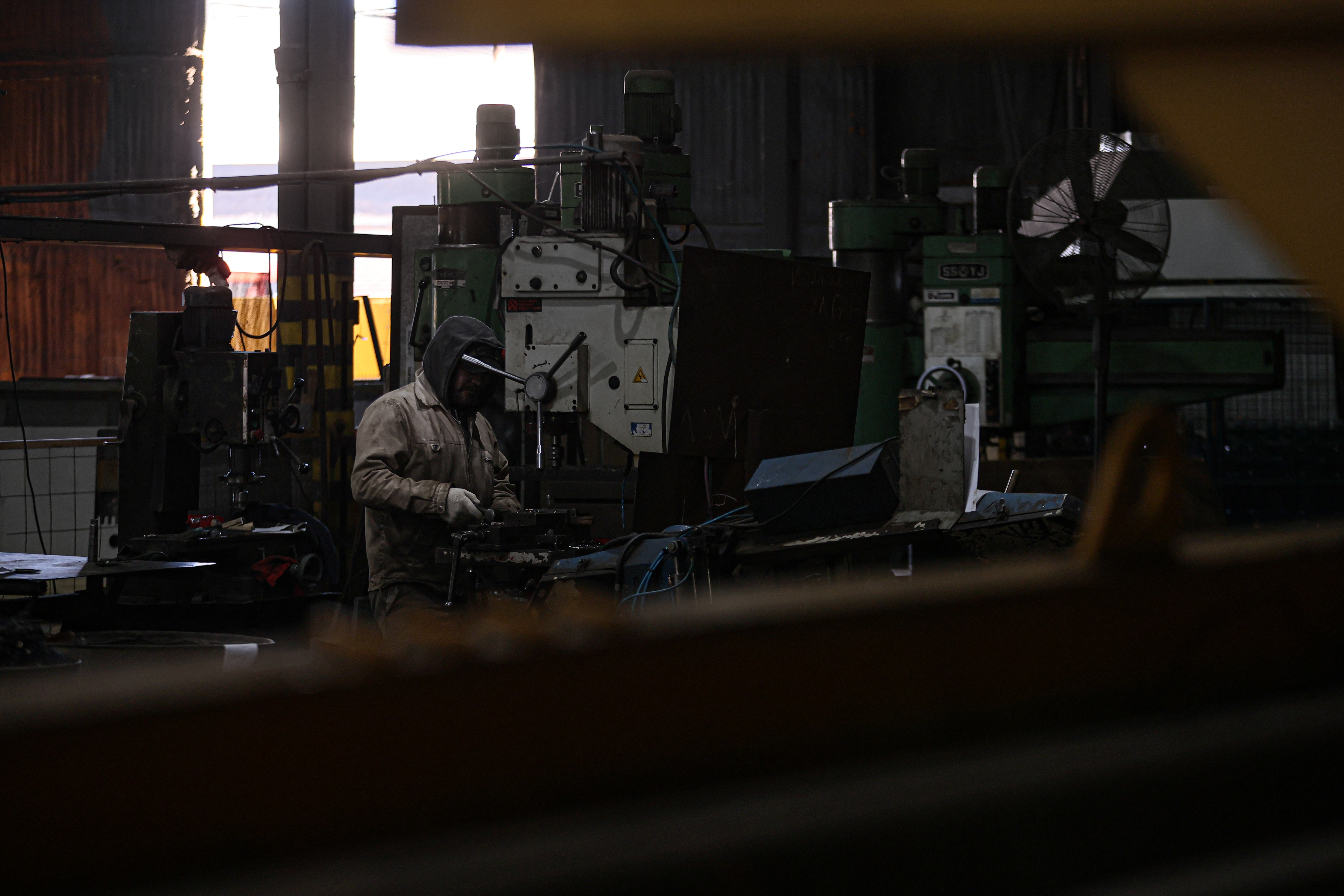 "No Exceptions": Argentina Among Countries Affected by New U.S. Trade Measures Washington, D.C., USA – February 12, 2025: Photography of Steel workers in Argentina, while U.S...