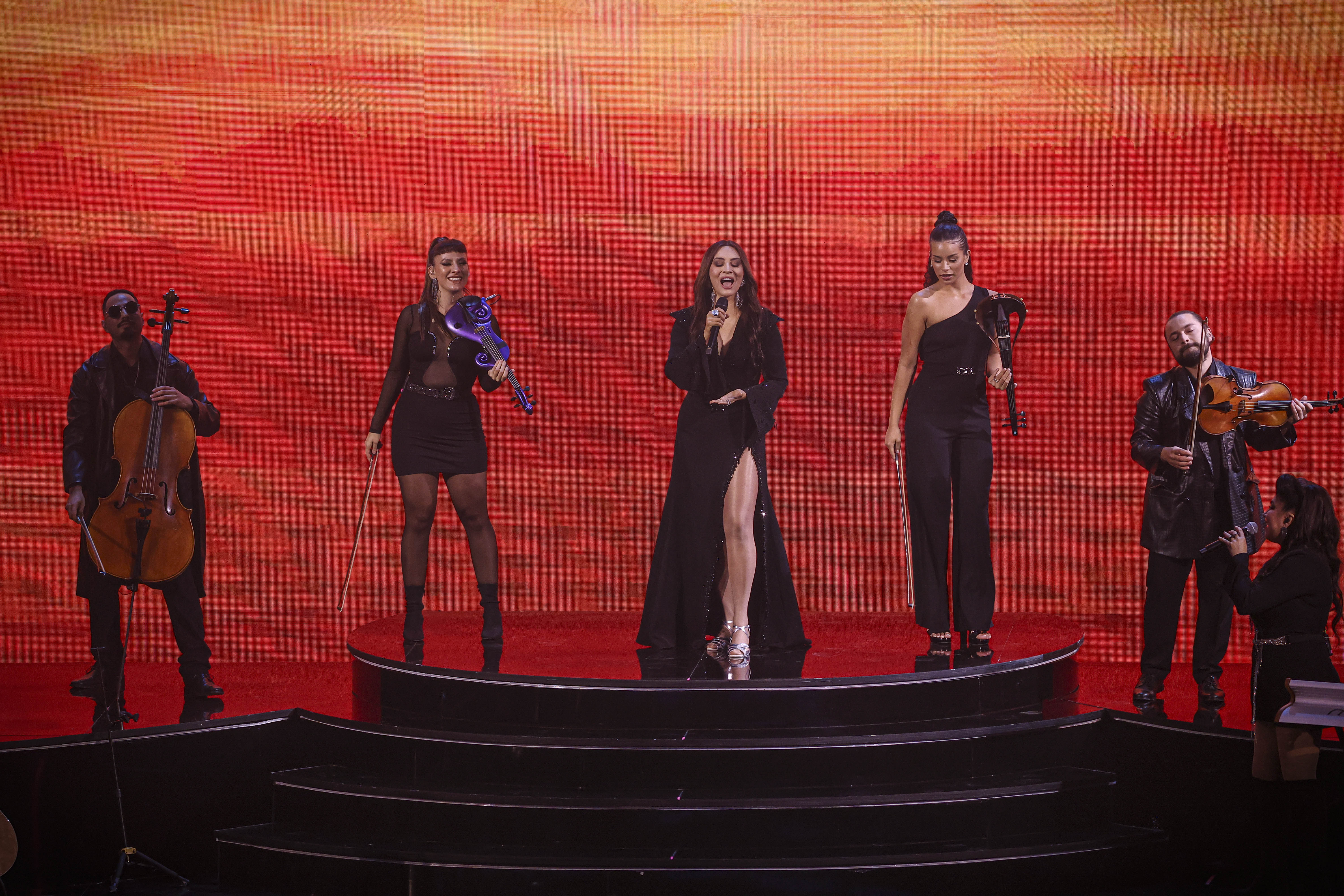 Chilean Singer Becomes First Woman to Receive Prestigious Award at Viña del Mar Viña del Mar, Chile – February 24, 2025: Chilean singer Myriam Hernández became the first wom...