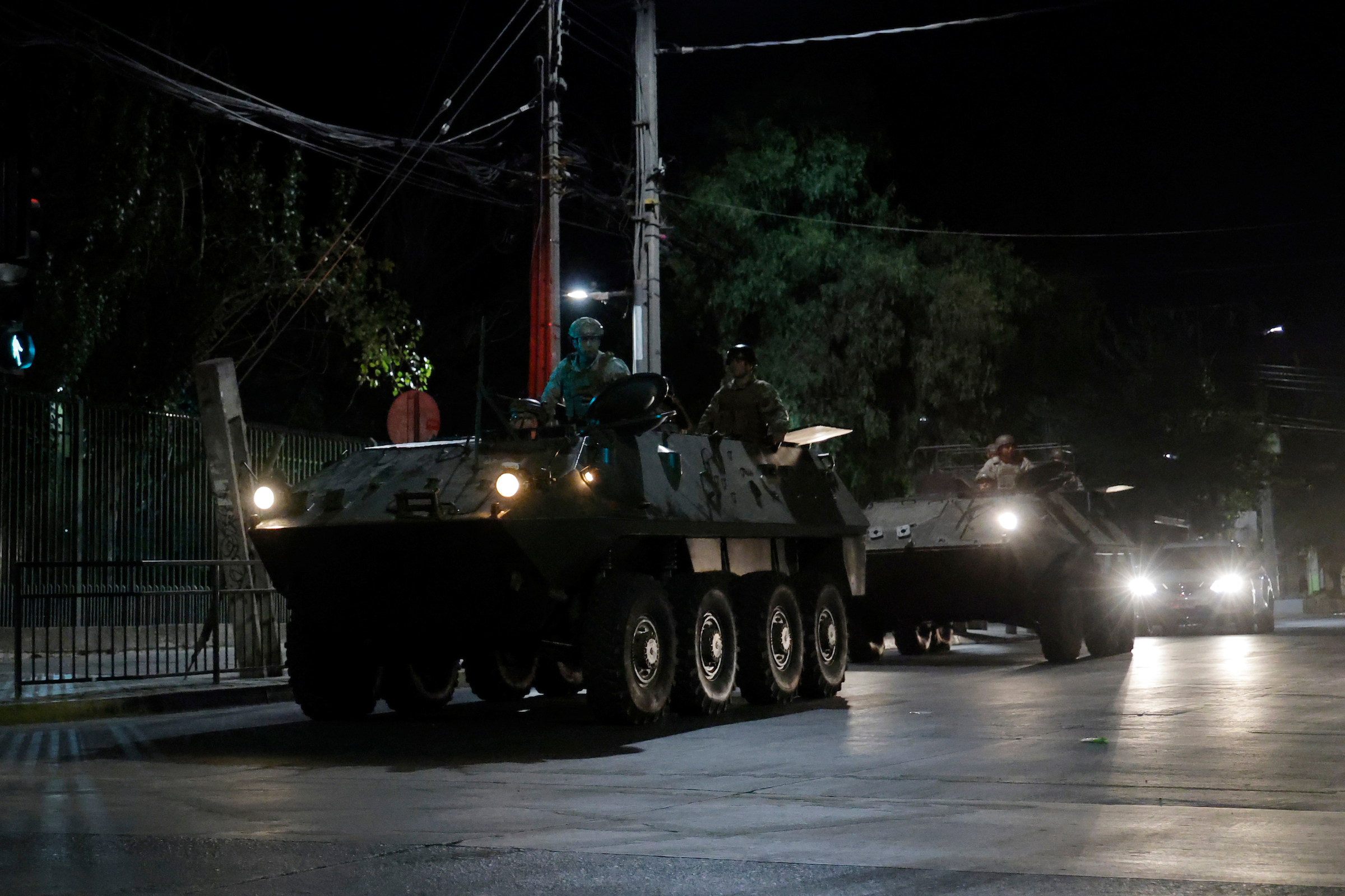 Militares recorren calles de santiago por toque de queda 26/2/2025 Santiago 26 de febrero 2025.
Vehículos militares recorren las calles de Santiago, tras el toque ...