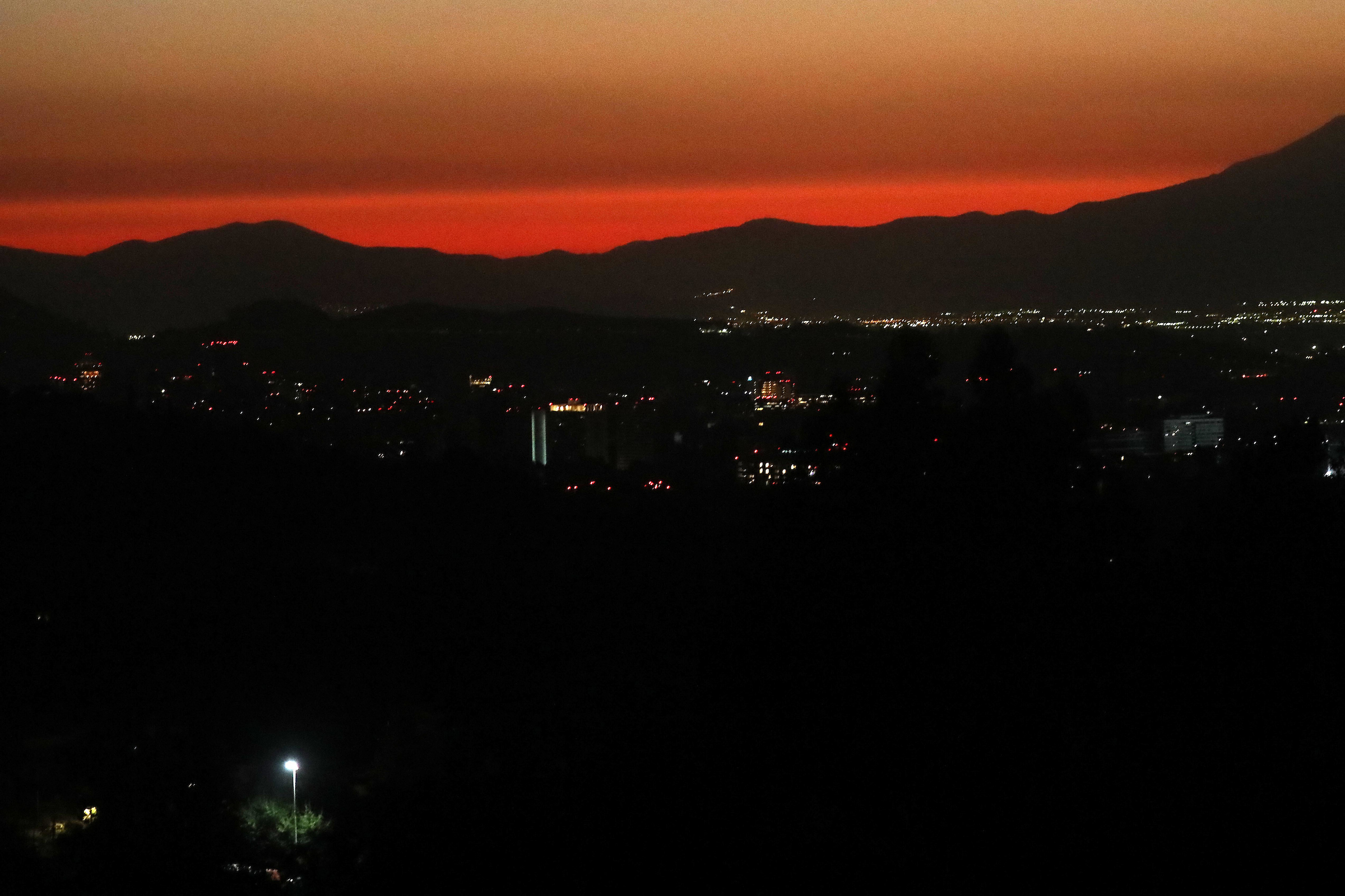 Corte de energia masivo en Chile Santiago 25 de febrero 2025.
Vista de Santiago tras corte energía que afecta a varias regiones ...