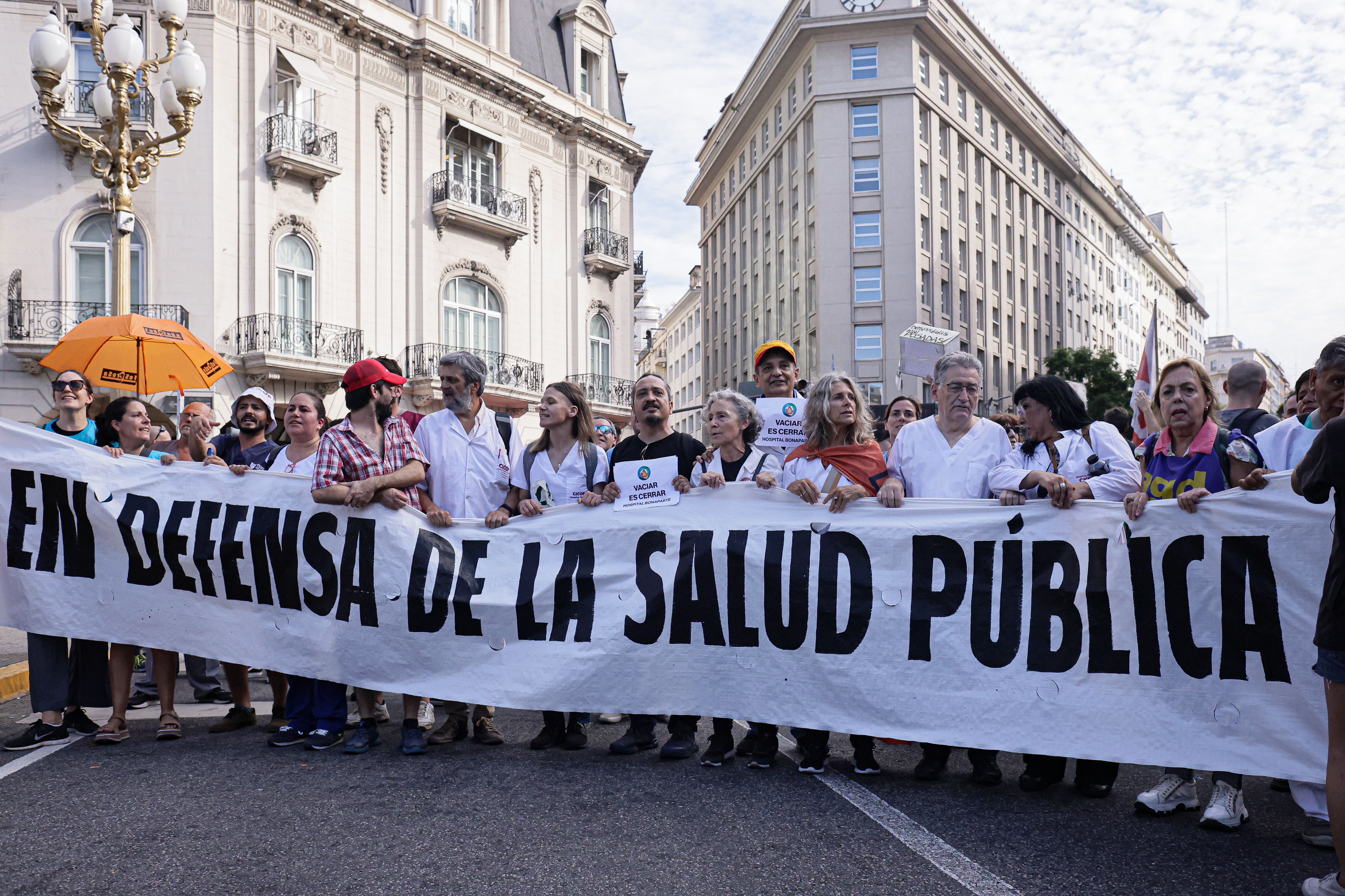 Nationwide Demonstrations Defend Public Health Amid Milei’s Privatization Plans Buenos Aires, Argentina – February 27, 2025: Healthcare institutions, hospitals, and social mov...