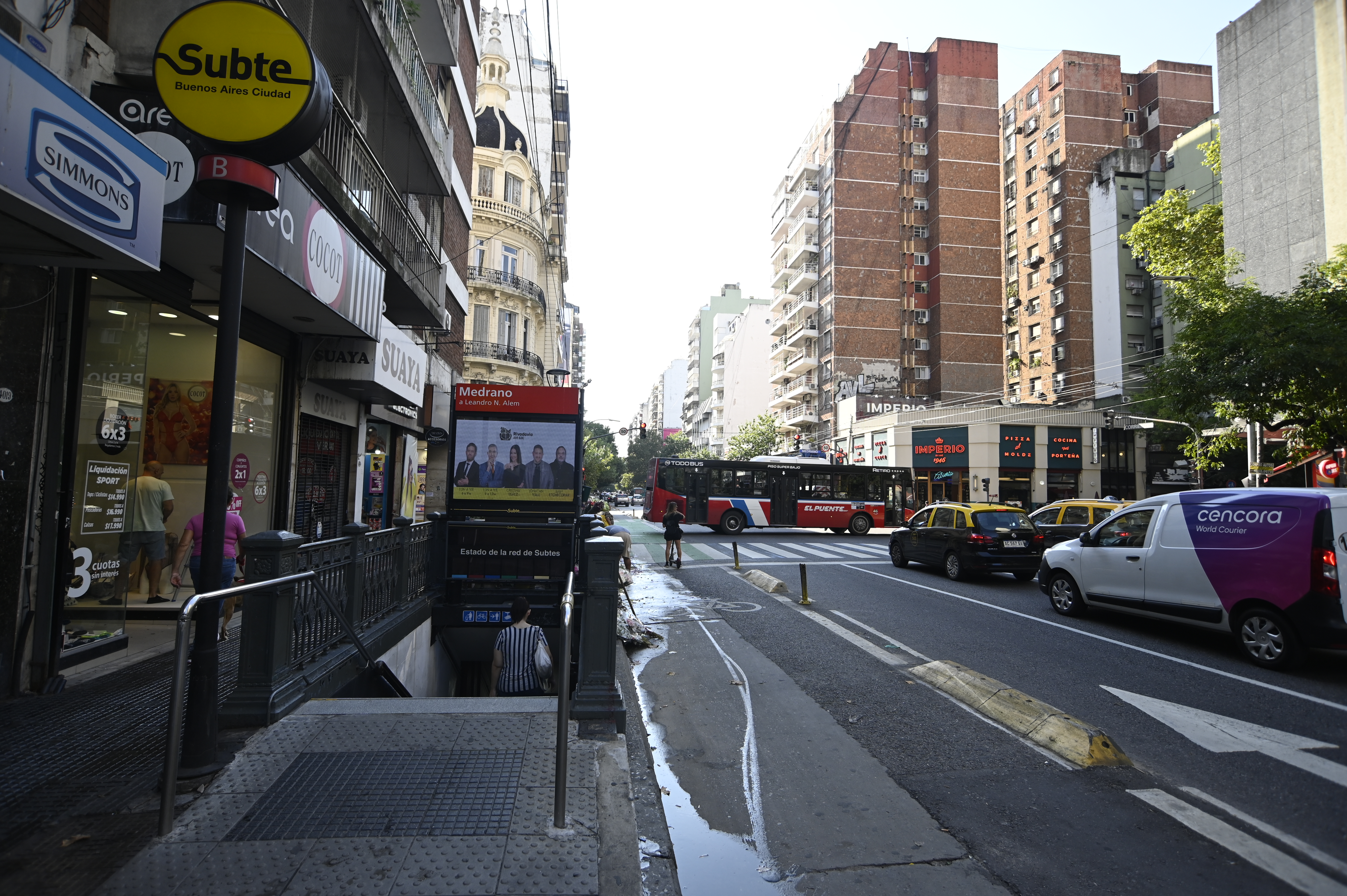 FOT3365 Buenos Aires, Argentina - 5 de Marzo de 2025: Vista de las pantallas informativas del subte duran...