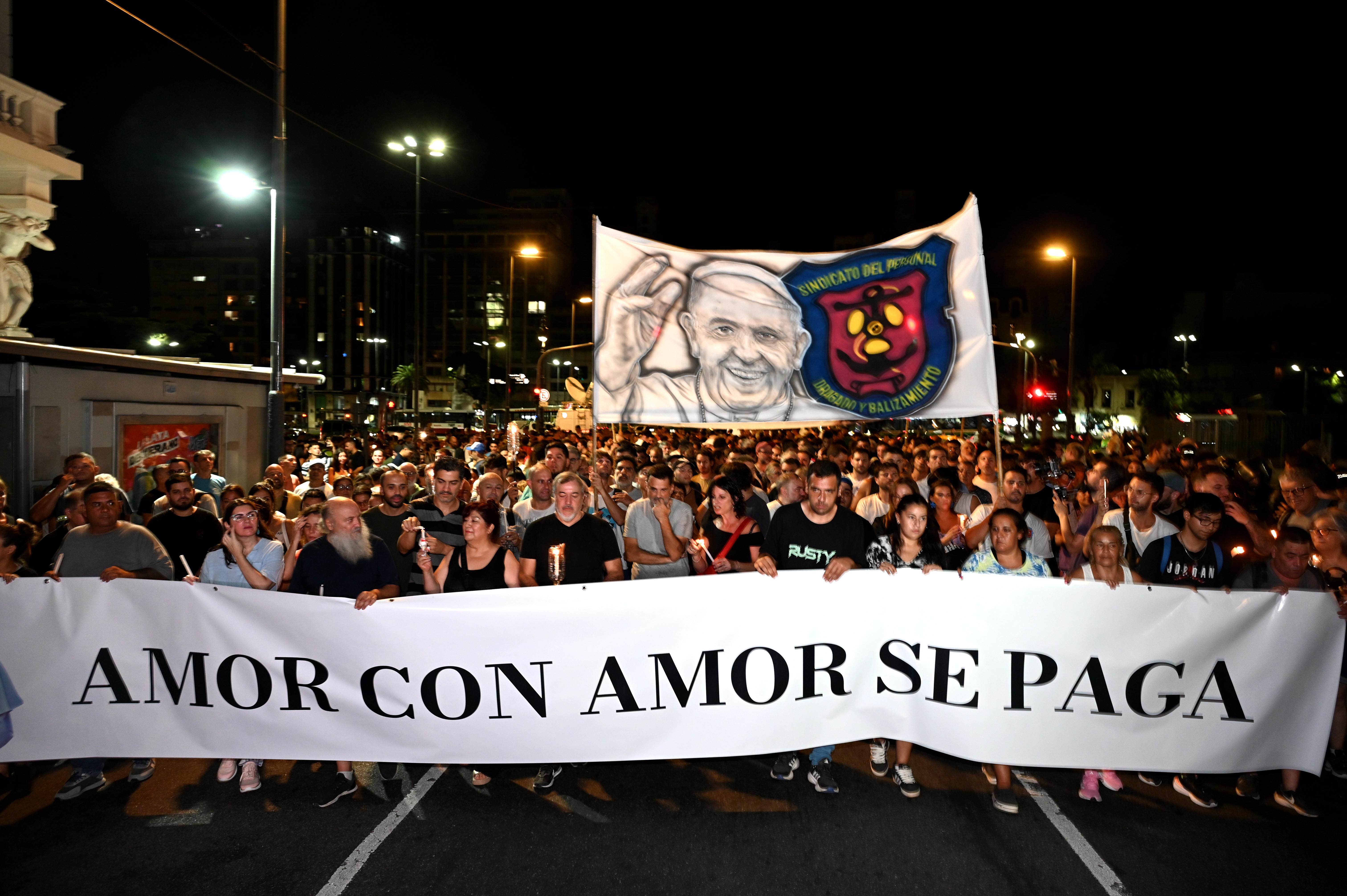 Thousands Gather in Buenos Aires to Pray for Pope Francis' Recovery Buenos Aires, Argentina – March 7, 2025: Thousands of people took part in a torchlight march to...