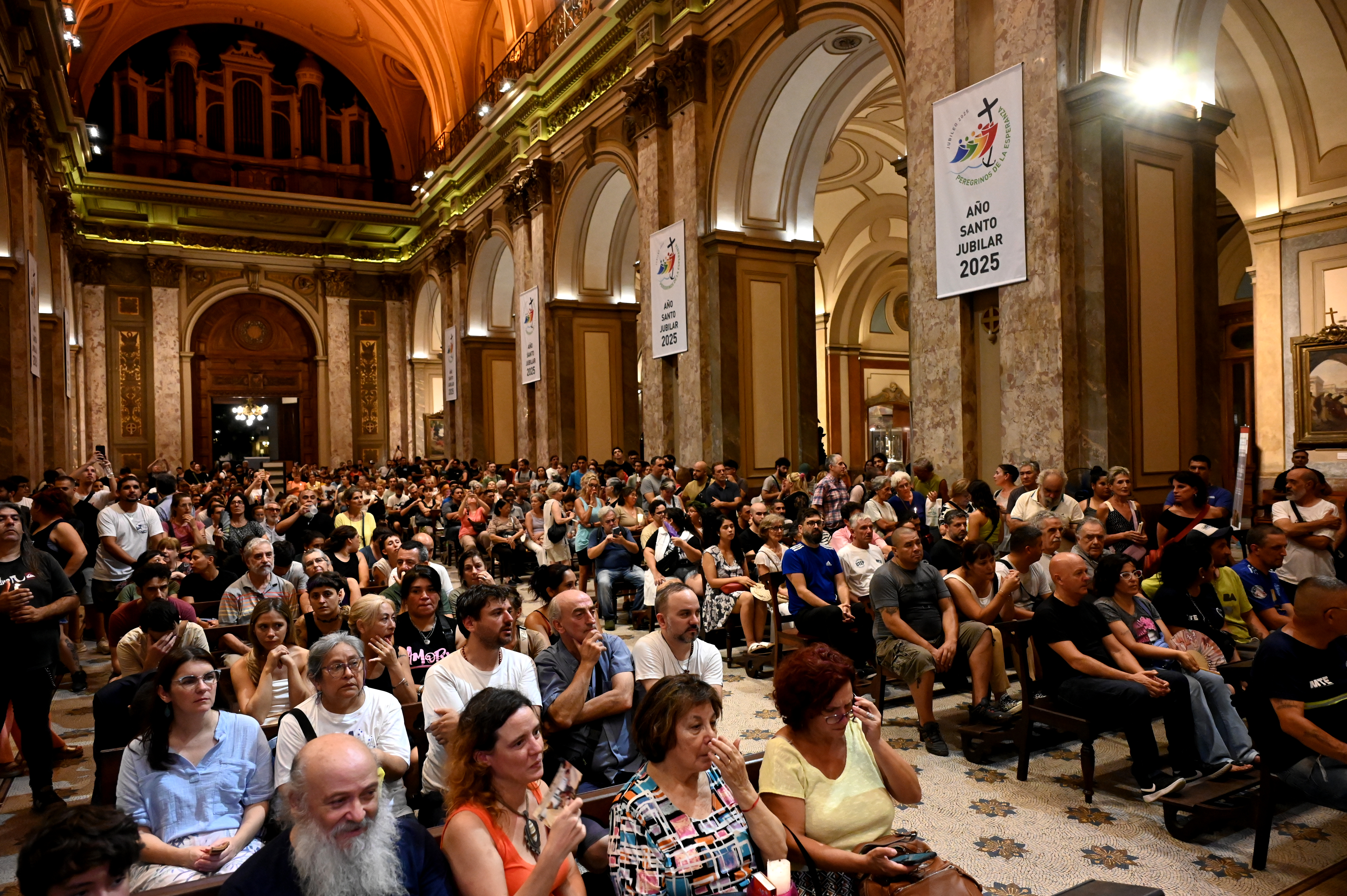 Thousands Gather in Buenos Aires to Pray for Pope Francis' Recovery Buenos Aires, Argentina – March 7, 2025: Thousands of people took part in a torchlight march to...