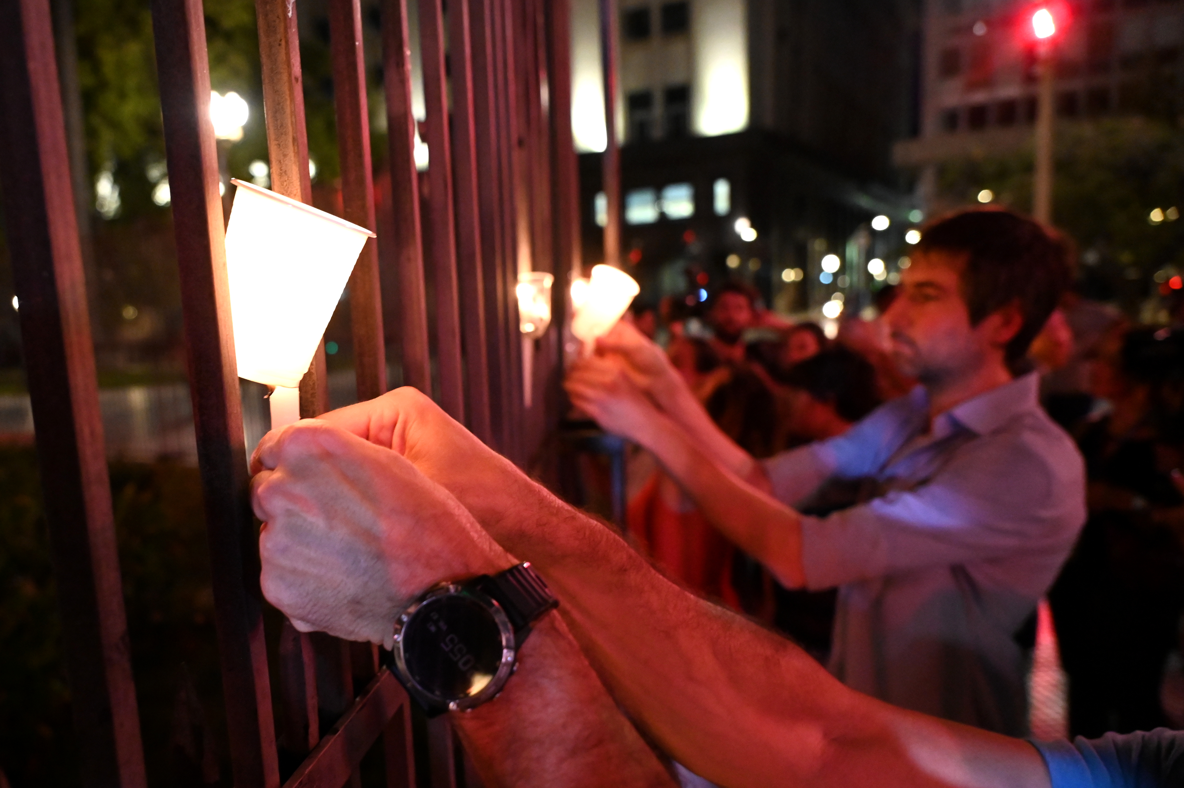 Thousands Gather in Buenos Aires to Pray for Pope Francis' Recovery Buenos Aires, Argentina – March 7, 2025: Thousands of people took part in a torchlight march to...