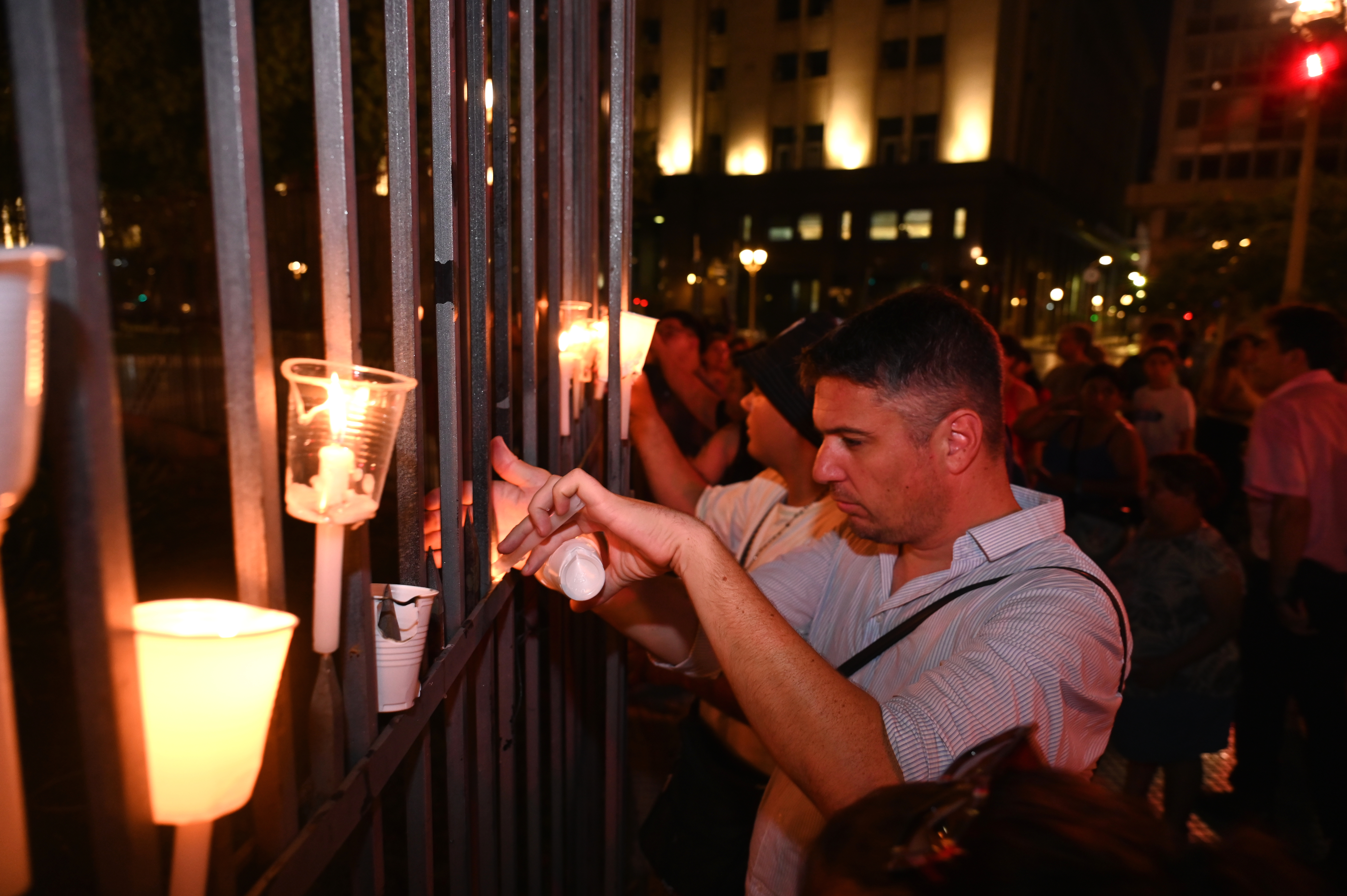 Thousands Gather in Buenos Aires to Pray for Pope Francis' Recovery Buenos Aires, Argentina – March 7, 2025: Thousands of people took part in a torchlight march to...