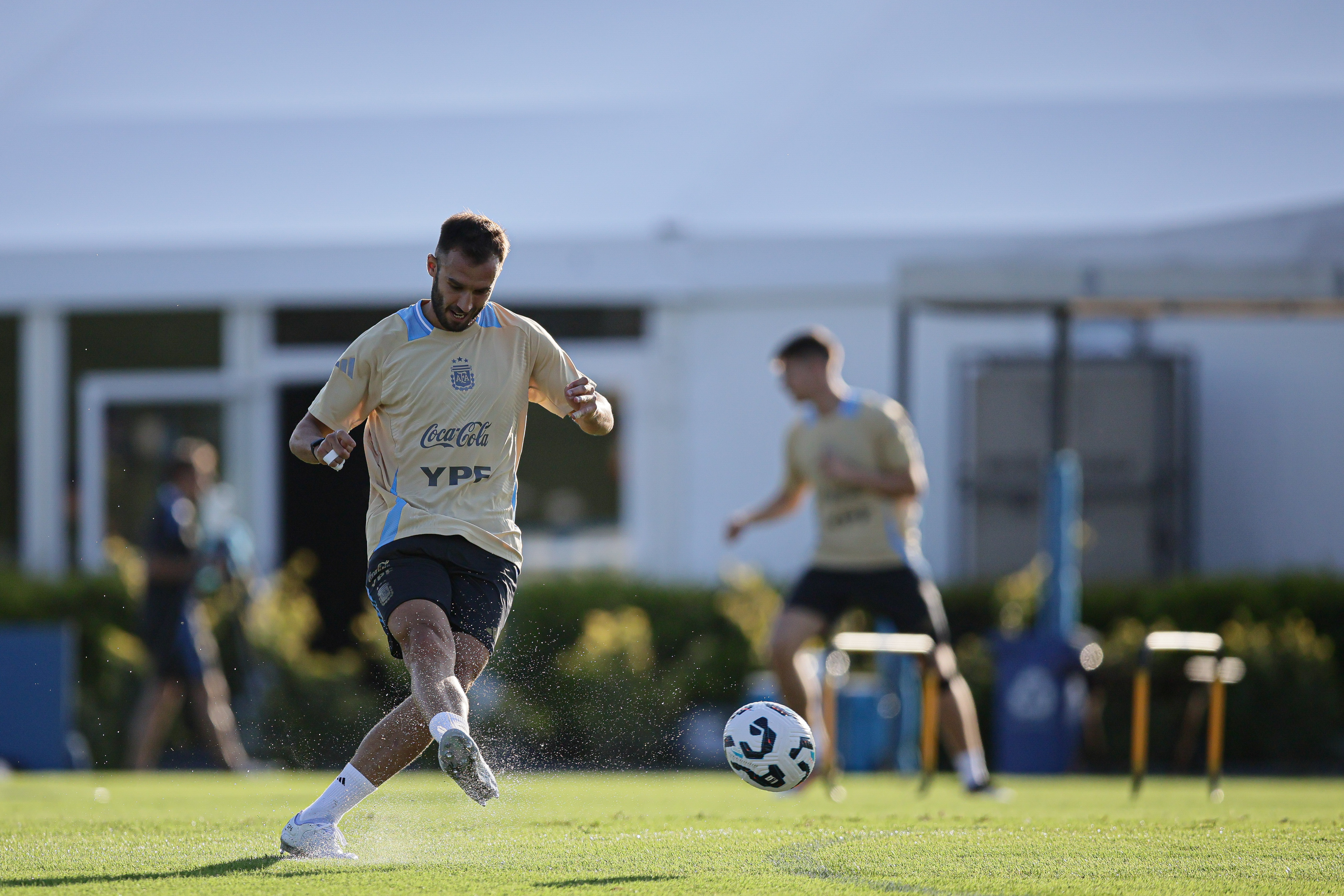 Argentine Squad Prepares for Upcoming Matches at AFA Training Facility Buenos Aires, Argentina – March 18, 2025: The Argentina national football team trains at the Li...