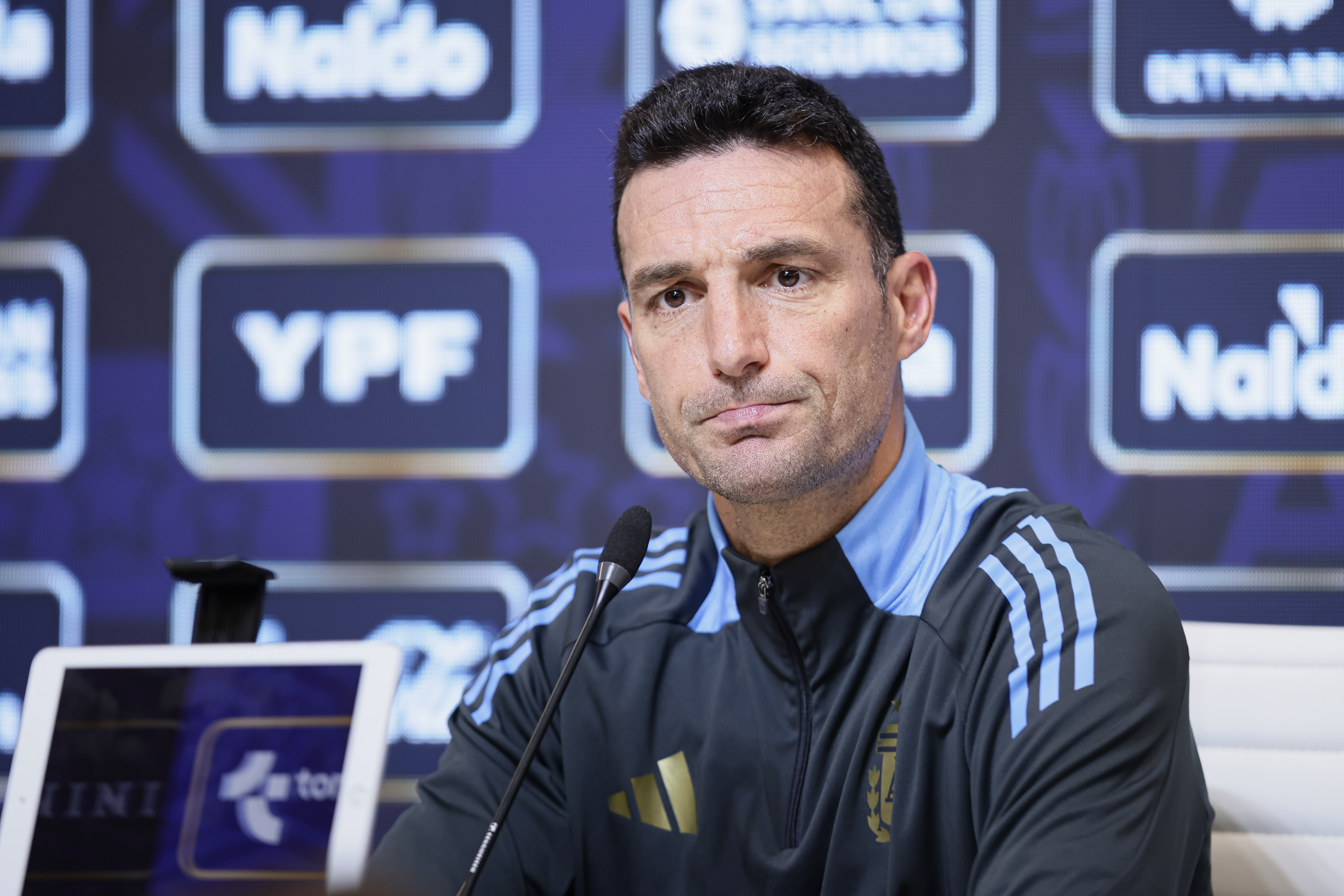 Argentina’s Head Coach Addresses Media Before Key Match Against Uruguay Buenos Aires, Argentina – March 20, 2025: Argentina's national team head coach, Lionel Scaloni,...