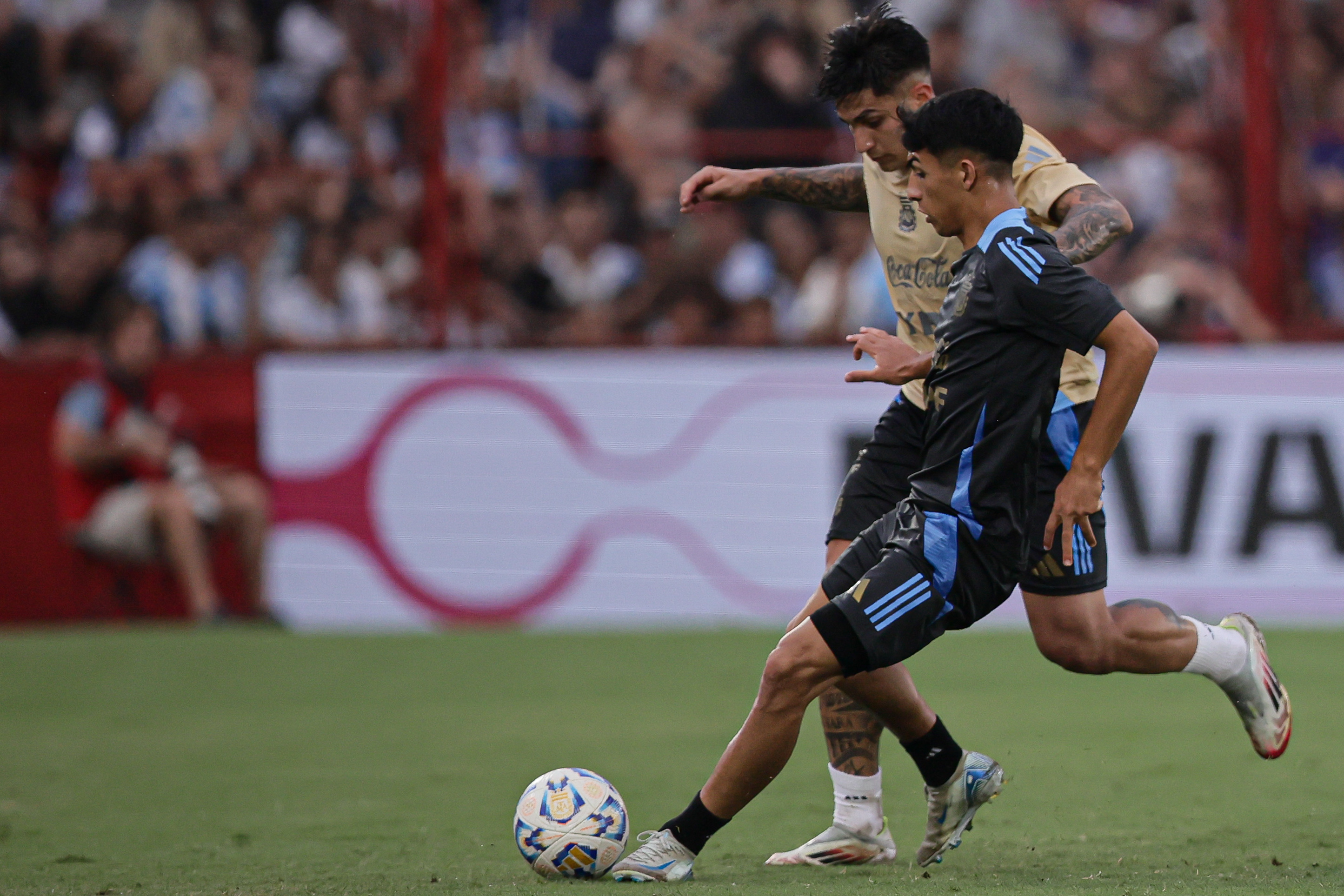 Argentina National Team Holds Open Training to Support Bahía Blanca Flood Victims Buenos Aires, Argentina – March 22, 2025: Rodrigo de Paul. The Argentina national football team...