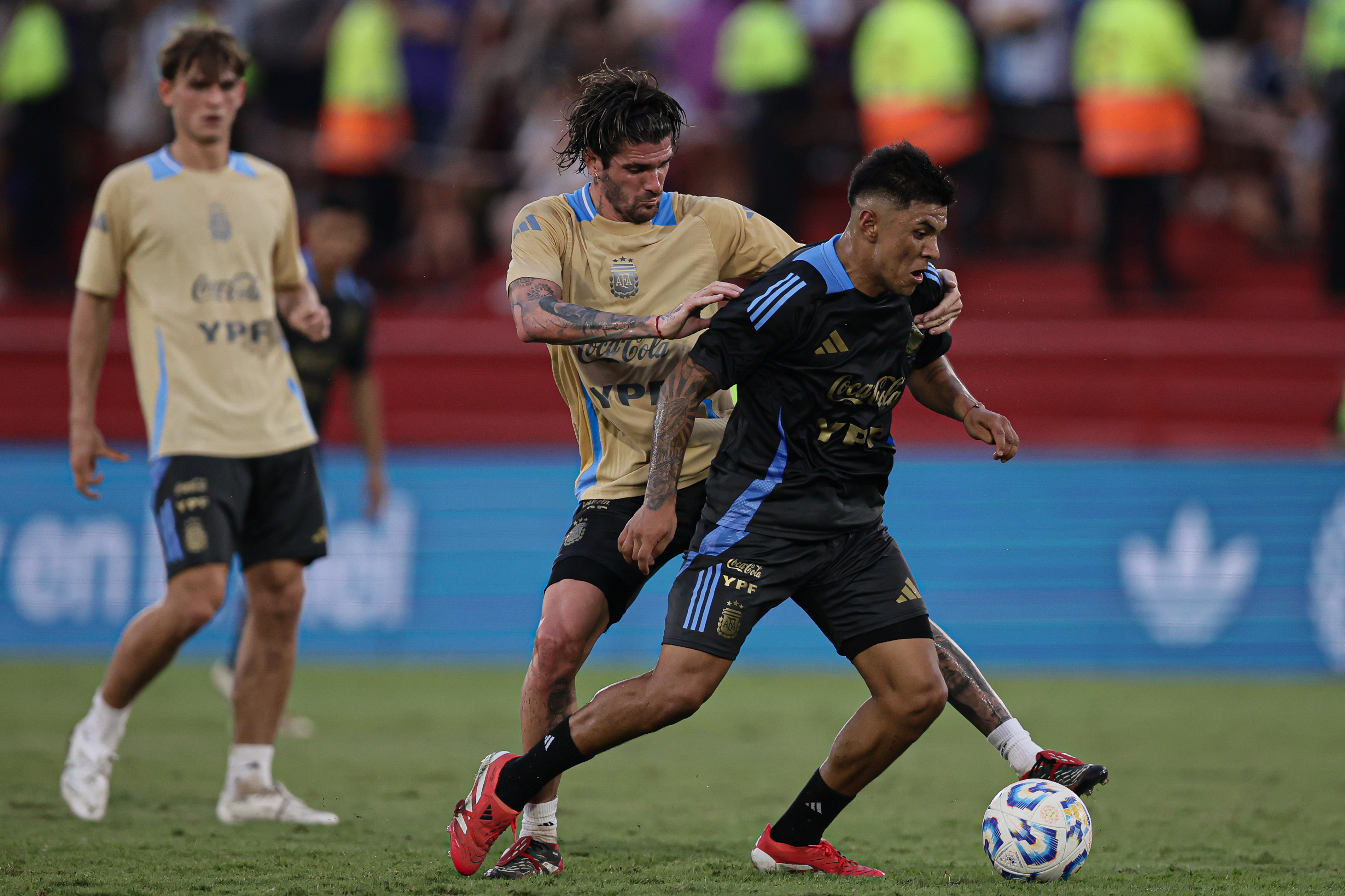 Argentina National Team Holds Open Training to Support Bahía Blanca Flood Victims Buenos Aires, Argentina – March 22, 2025: The Argentina national football team, alongside the ...