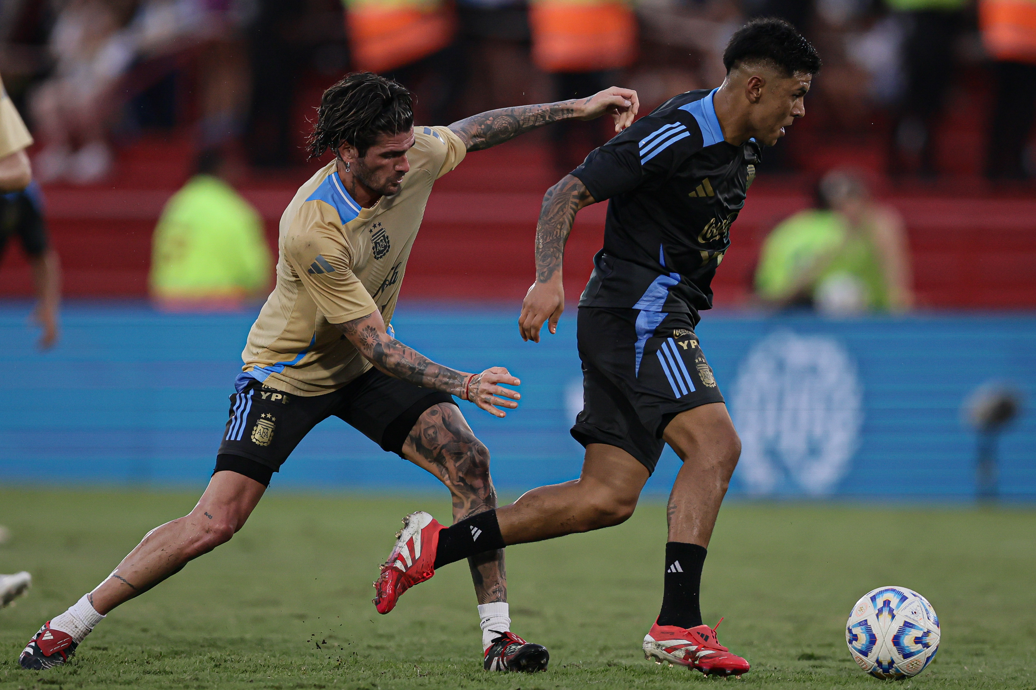 Argentina National Team Holds Open Training to Support Bahía Blanca Flood Victims Buenos Aires, Argentina – March 22, 2025: The Argentina national football team, alongside the ...