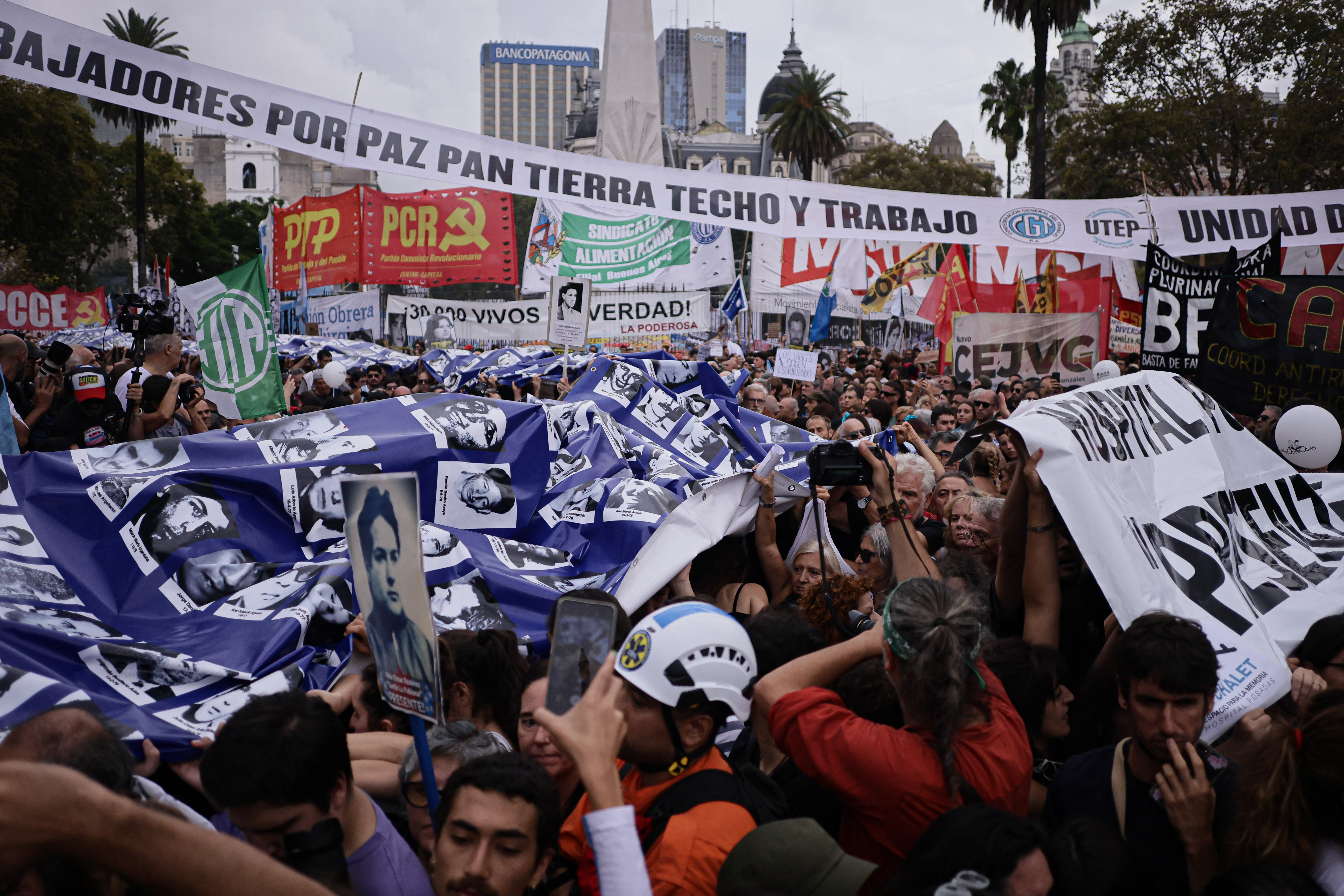 Organismos de derechos humanos, sindicatos y partidos políticos comparten escenario tras 20 años en un acto contra el gobierno de Javier Milei BUENOS AIRES, ARGENTINA - 24 DE MARZO DE 2025: Organismos de derechos humanos, entre ellos Madres...