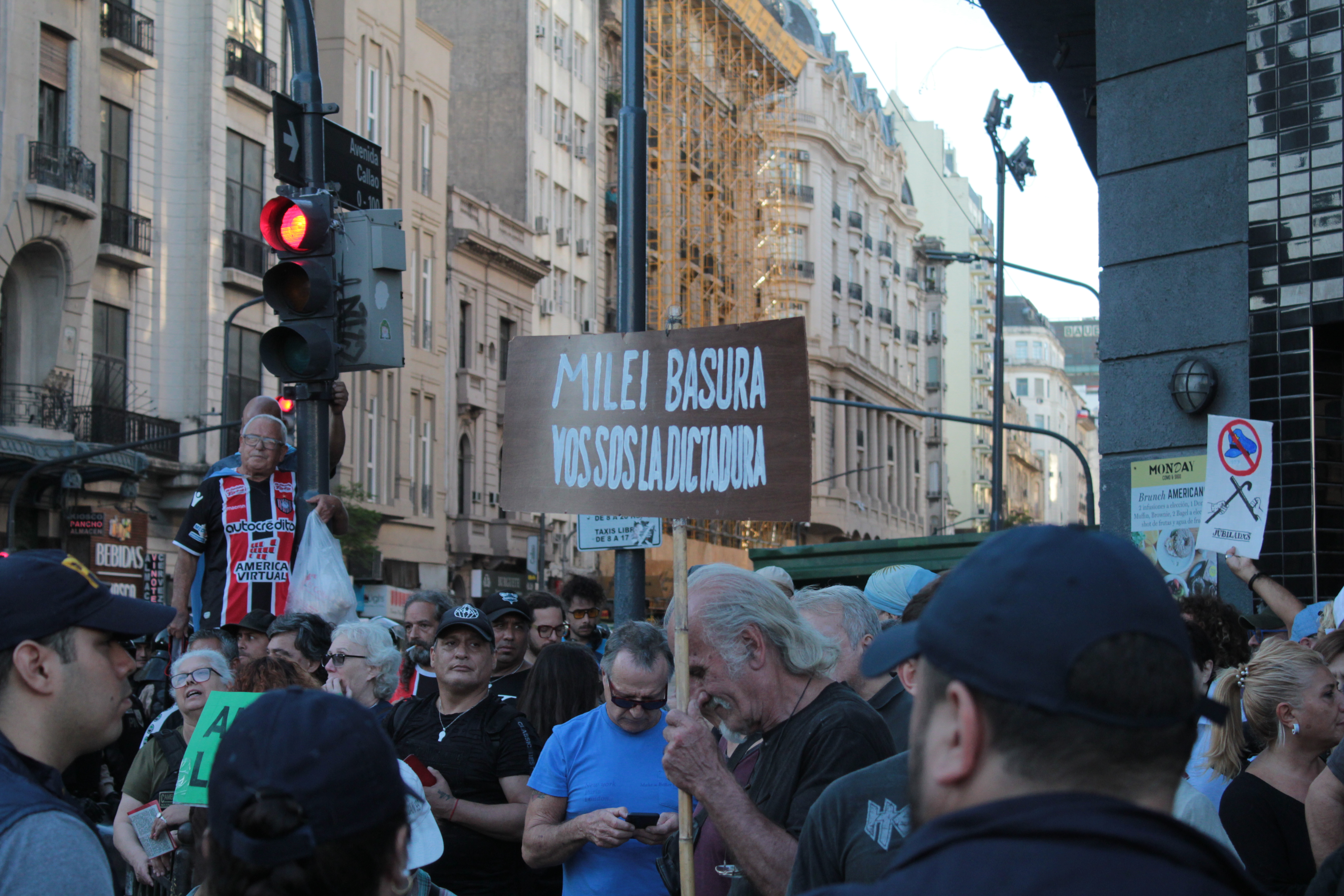 Jubilados marchan en calma con amplio operativo de seguridad en Buenos Aires BUENOS AIRES, ARGENTINA - 26 DE MARZO DE 2025: La tradicional marcha de los jubilados de los mié...