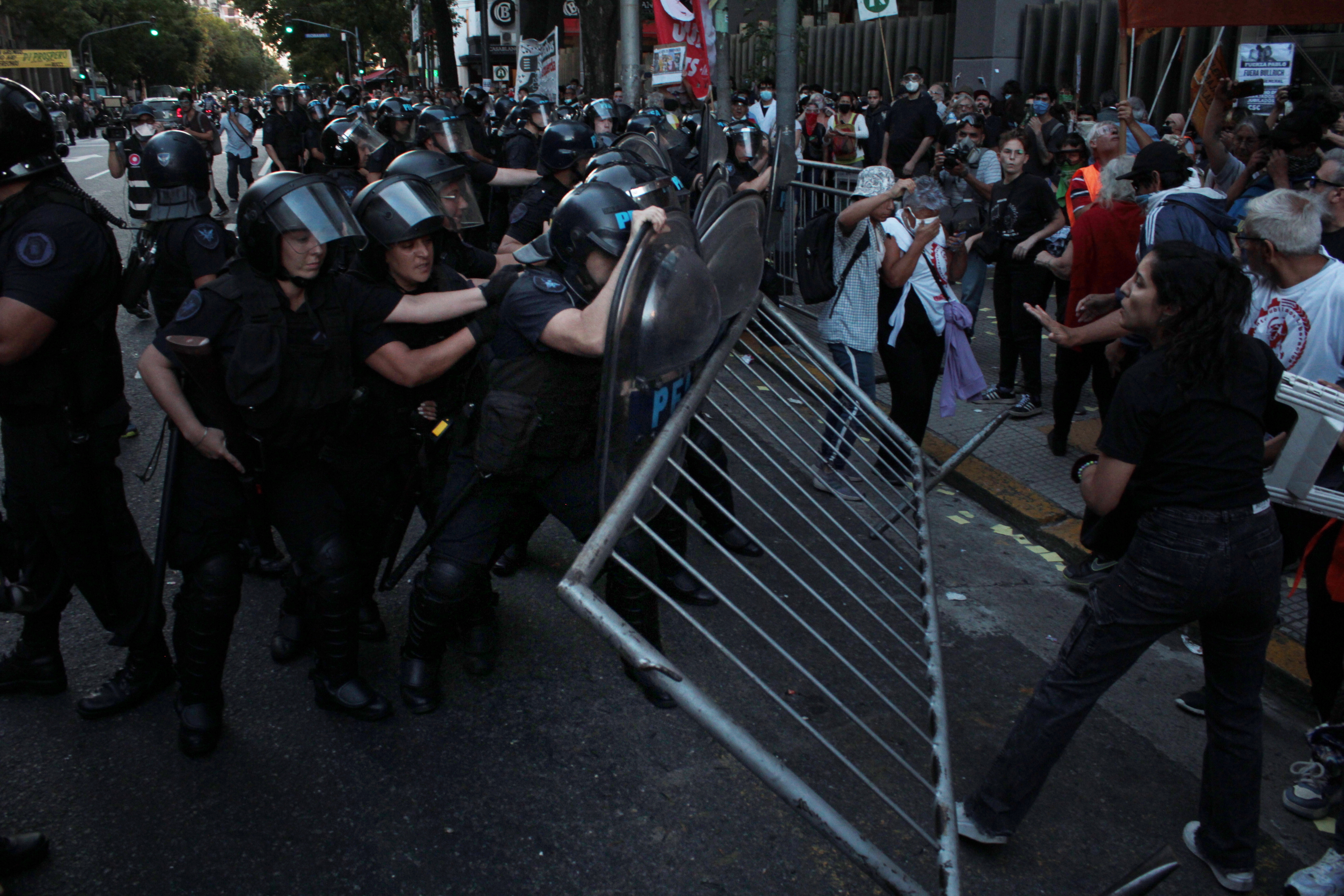 BUENOS AIRES, ARGENTINA - 26 DE MARZO DE 2025: La tradicional marcha de los jubilados de los mié...