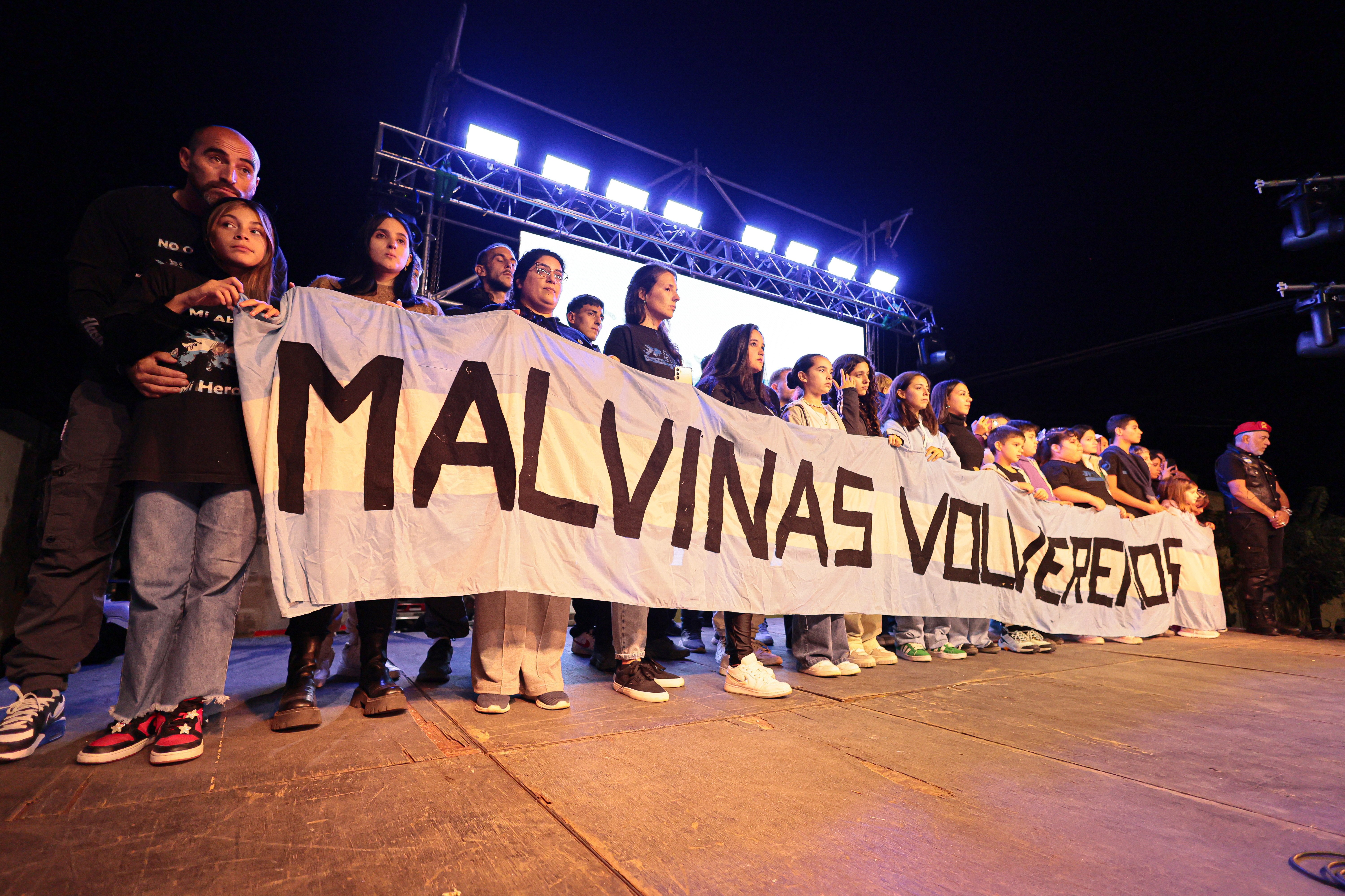 veteranos-malvinas789 Argentinian war veterans hold vigil for fallen soldiers of Malvinas War
BUENOS AIRES, ARGENTINA -...