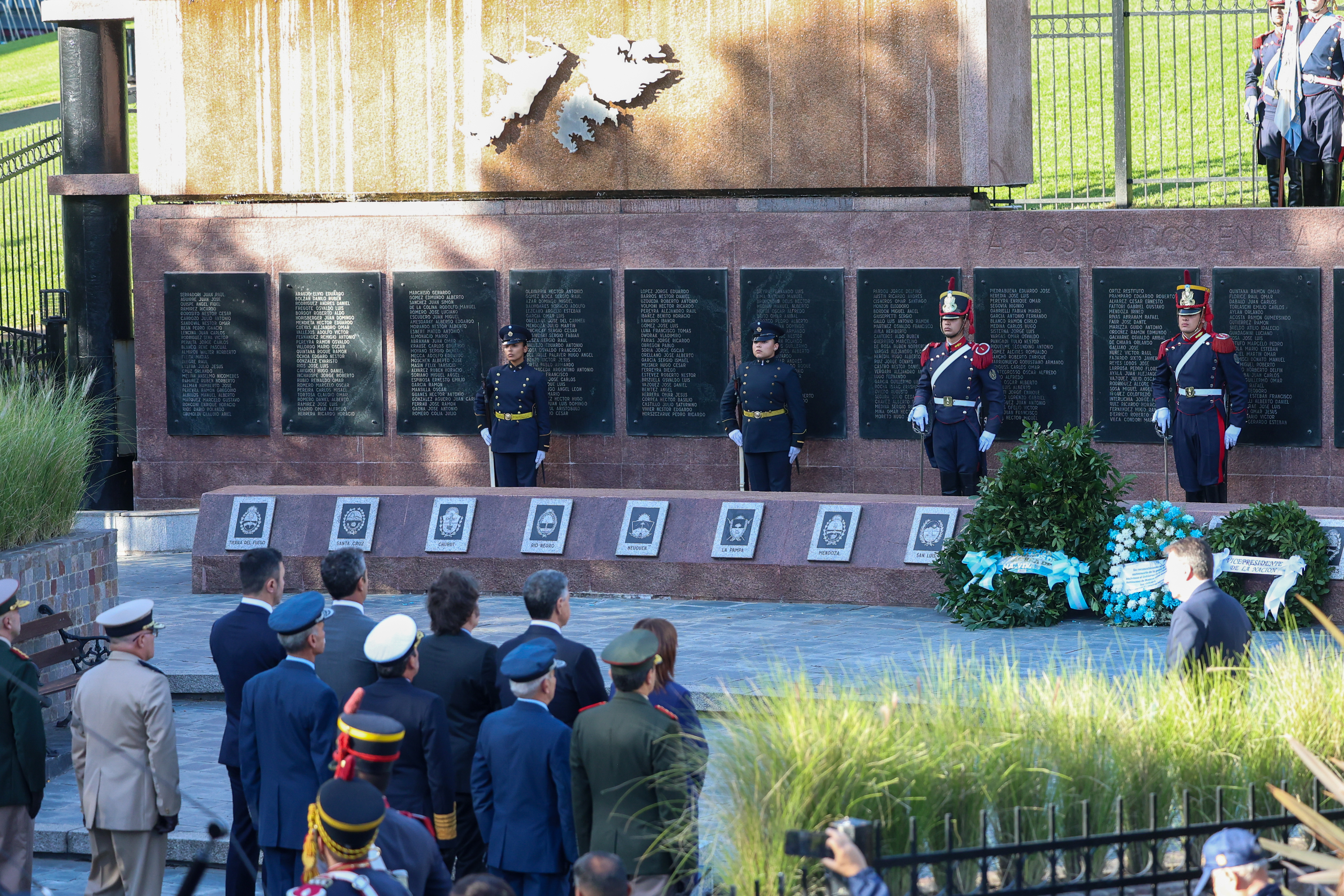 Milei homenajea a los caídos en Malvinas y cambia el enfoque sobre la soberanía en su discurso BUENOS AIRES, ARGENTINA - 02 DE ABRIL DE 2025: El presidente Javier Milei encabezó el acto centr...