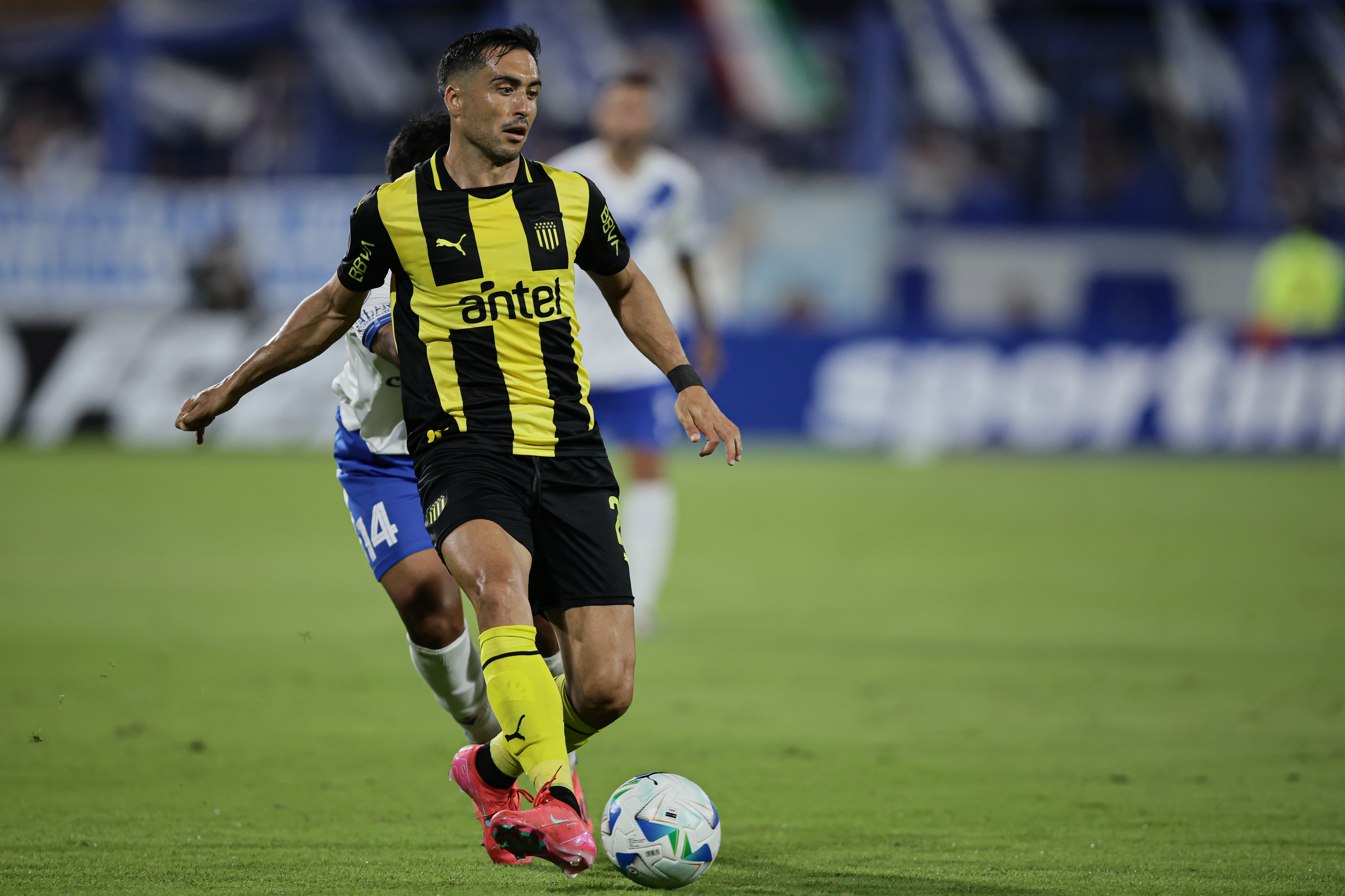 Vélez Hosts Peñarol in Crucial Copa Libertadores Match Buenos Aires, Argentina – April 02, 2025: Vélez Sársfield faces Peñarol in a highly anticipa...