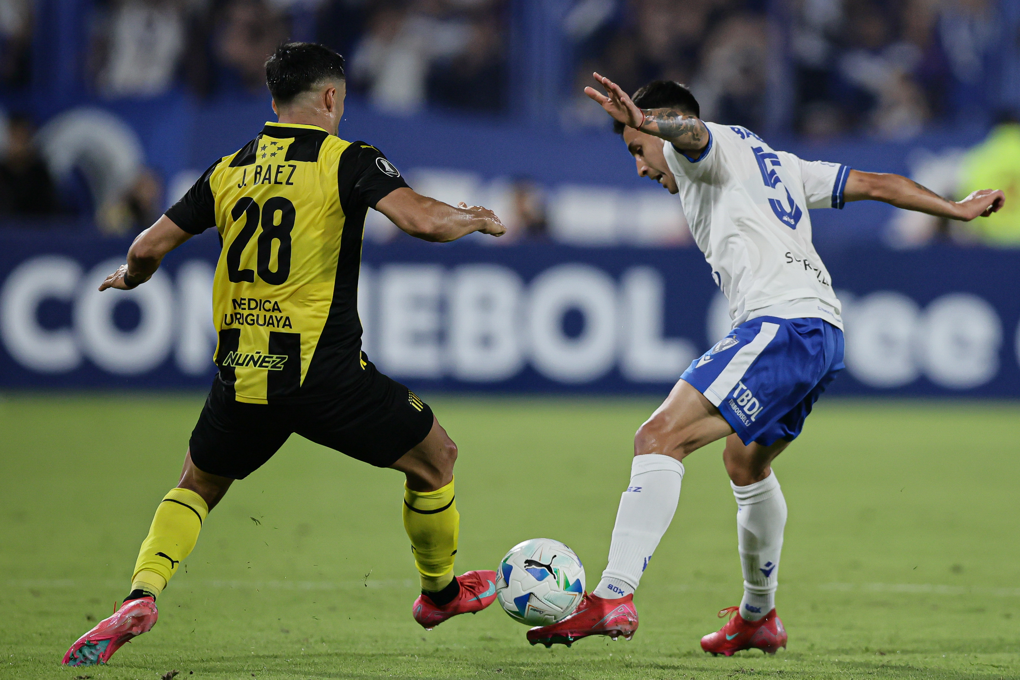 Vélez Hosts Peñarol in Crucial Copa Libertadores Match Buenos Aires, Argentina – April 02, 2025: Vélez Sársfield faces Peñarol in a highly anticipa...