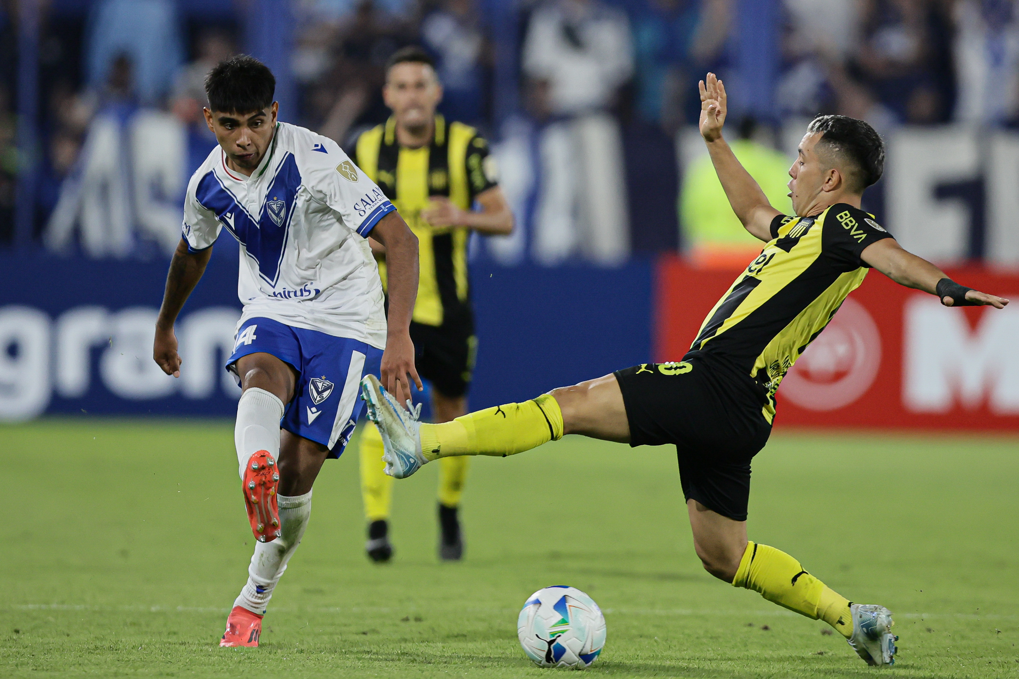 Vélez Hosts Peñarol in Crucial Copa Libertadores Match Buenos Aires, Argentina – April 02, 2025: Vélez Sársfield faces Peñarol in a highly anticipa...