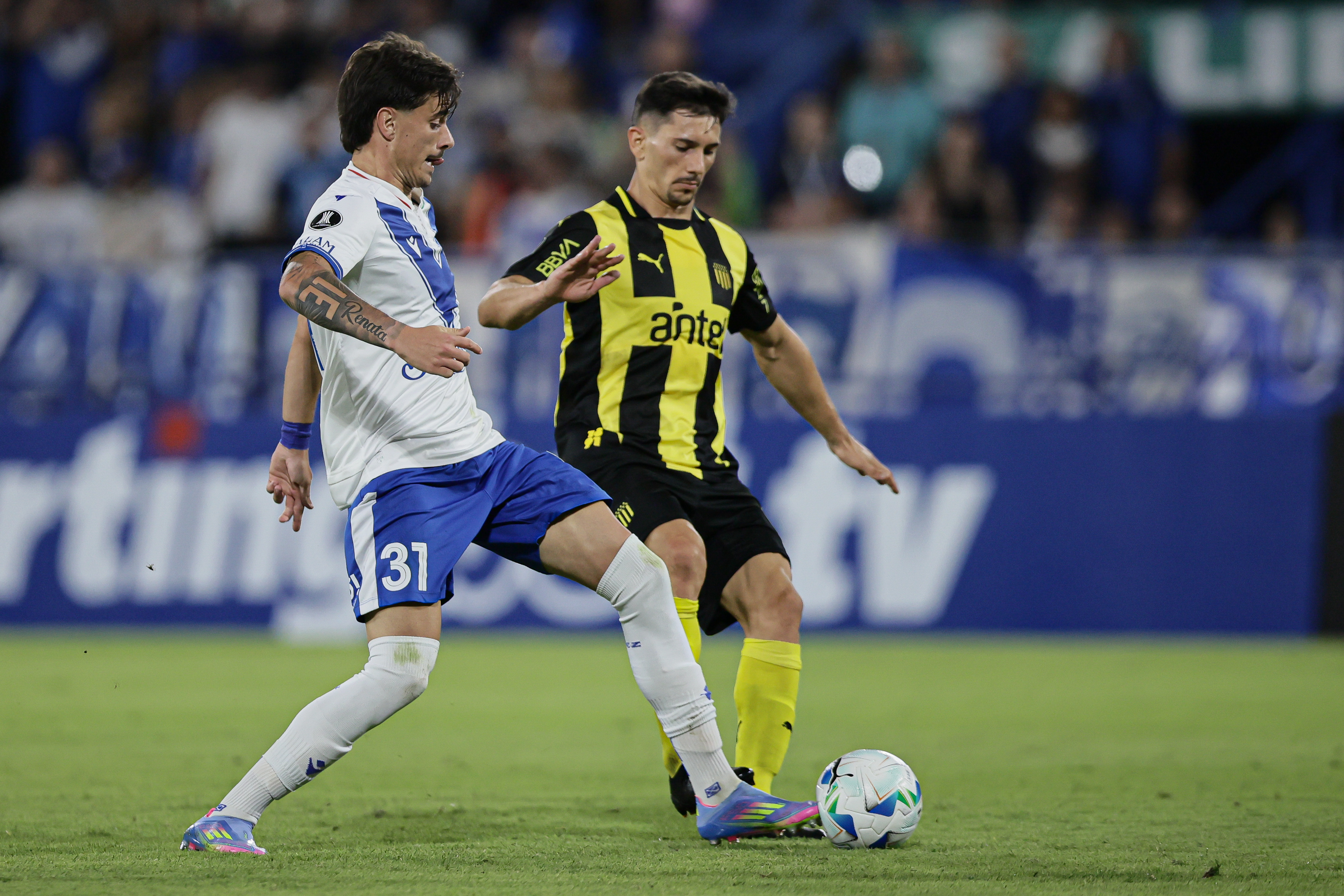 Vélez Hosts Peñarol in Crucial Copa Libertadores Match Buenos Aires, Argentina – April 02, 2025: Vélez Sársfield faces Peñarol in a highly anticipa...