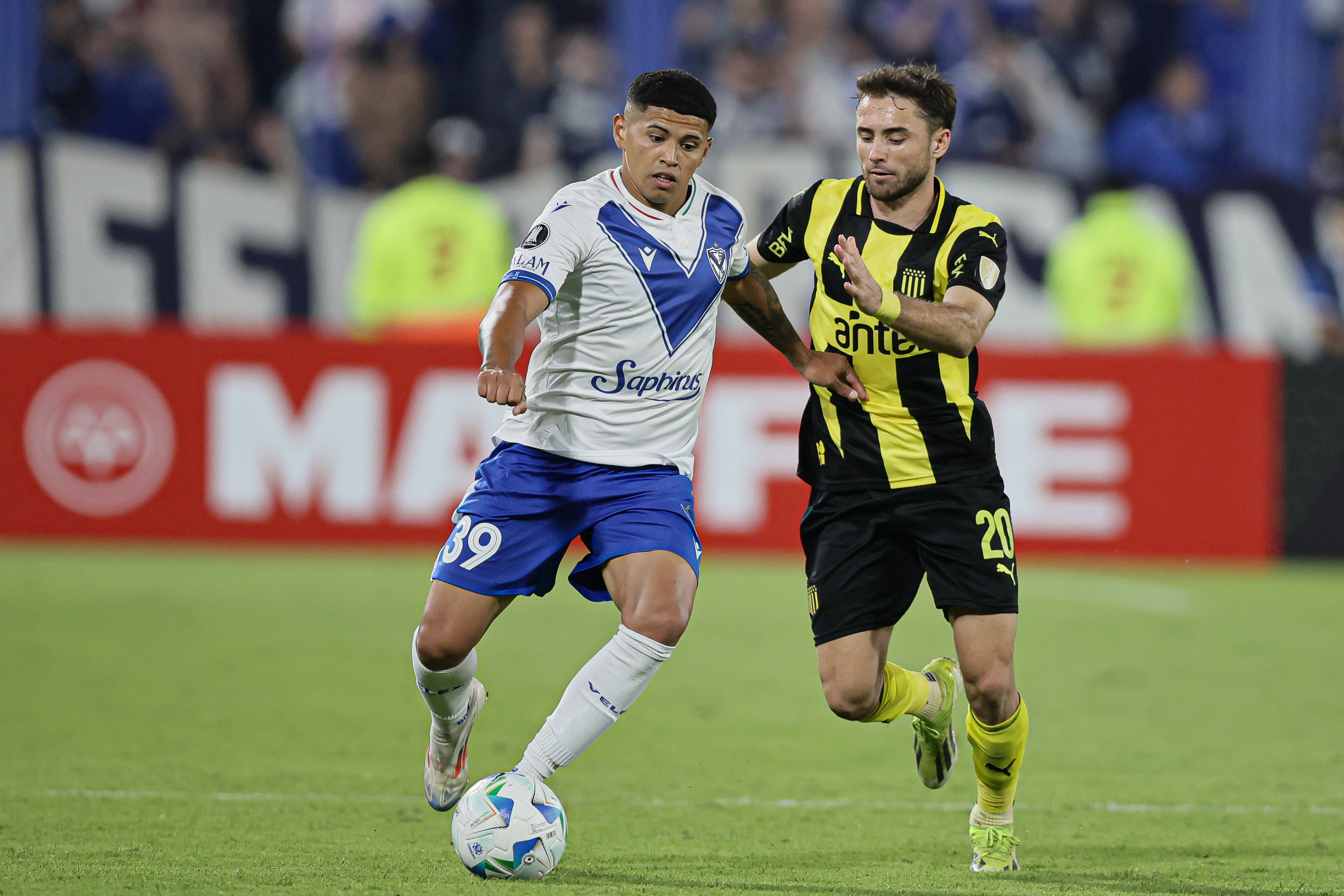Vélez Hosts Peñarol in Crucial Copa Libertadores Match Buenos Aires, Argentina – April 02, 2025: Vélez Sársfield faces Peñarol in a highly anticipa...