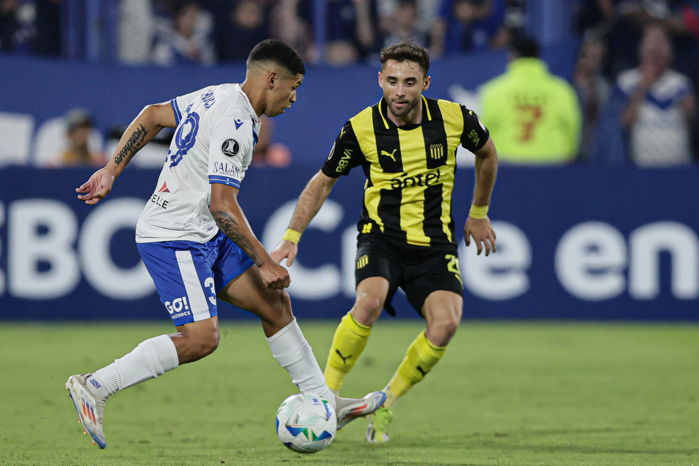Vélez Hosts Peñarol in Crucial Copa Libertadores Match Buenos Aires, Argentina – April 02, 2025: Vélez Sársfield faces Peñarol in a highly anticipa...