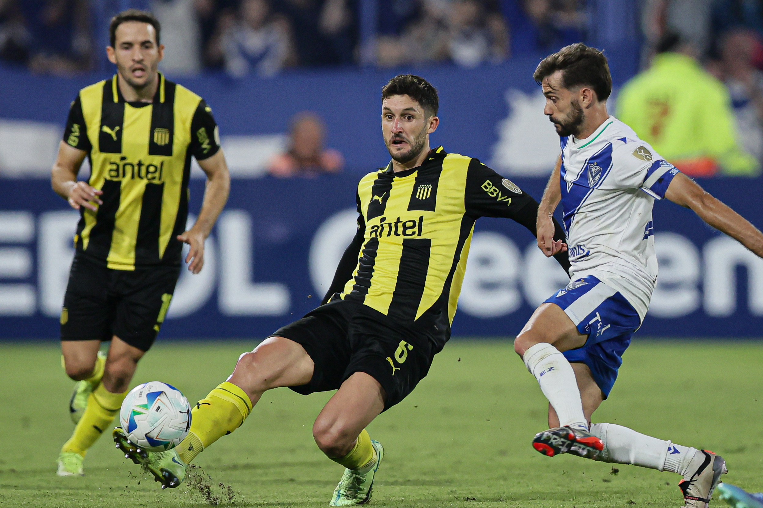 Buenos Aires, Argentina – April 02, 2025: Vélez Sársfield faces Peñarol in a highly anticipa...