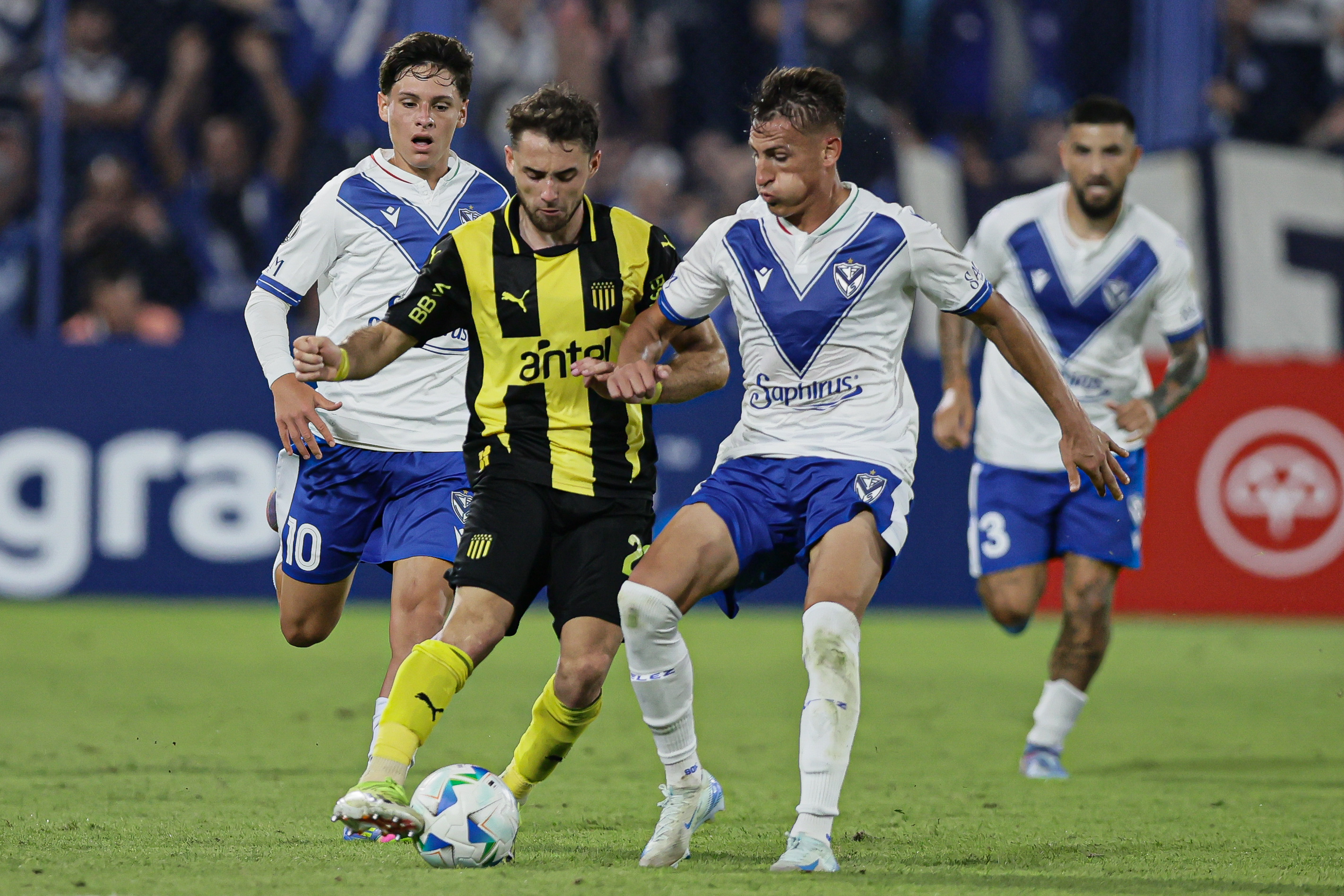 Vélez Hosts Peñarol in Crucial Copa Libertadores Match Buenos Aires, Argentina – April 02, 2025: Vélez Sársfield faces Peñarol in a highly anticipa...
