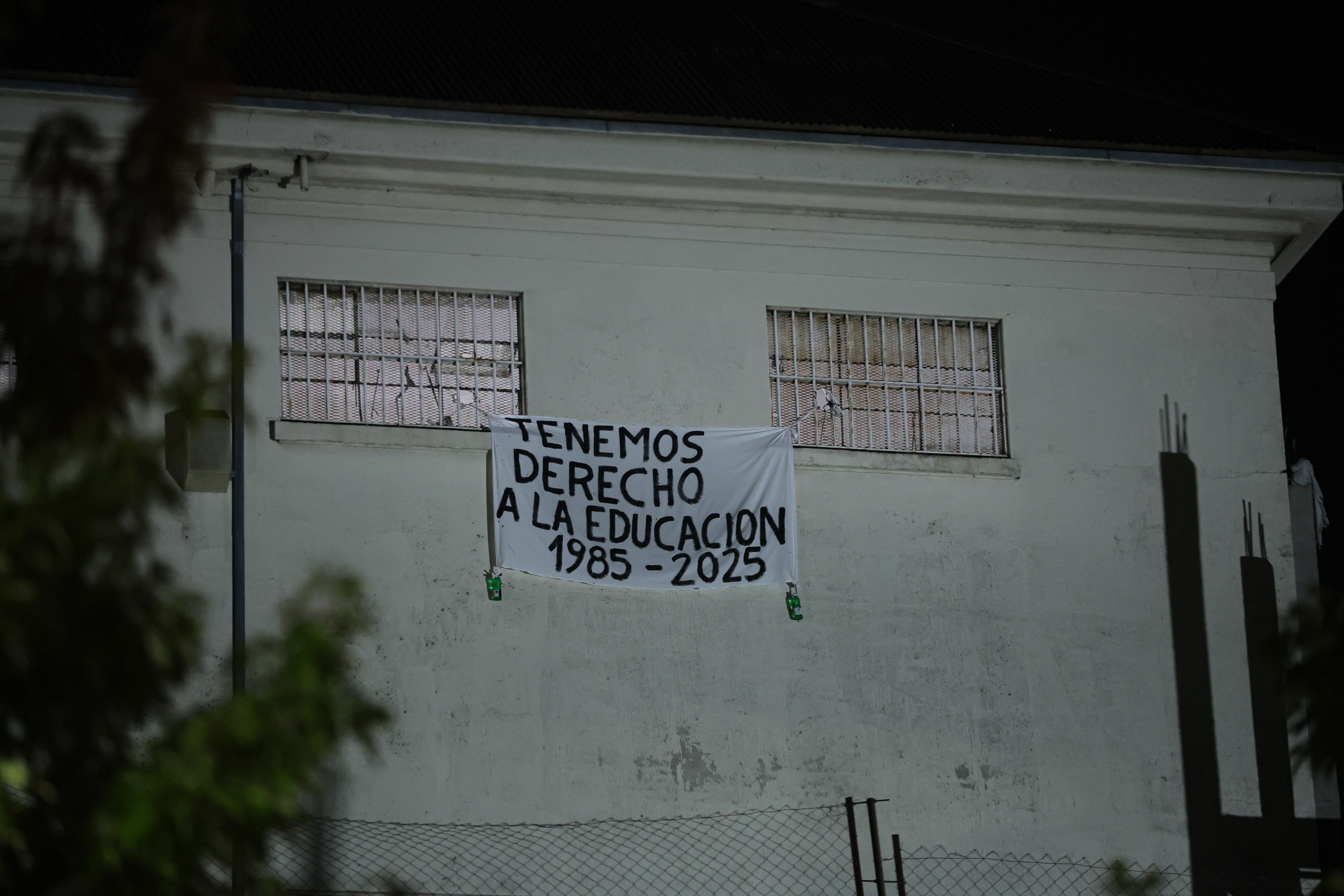 Presos en Devoto protestan contra el cierre de centros educativos en cárceles anunciado por el gobierno BUENOS AIRES, ARGENTINA - 2 DE ABRIL DE 2025: Internos de la cárcel de Devoto realizaron una pro...