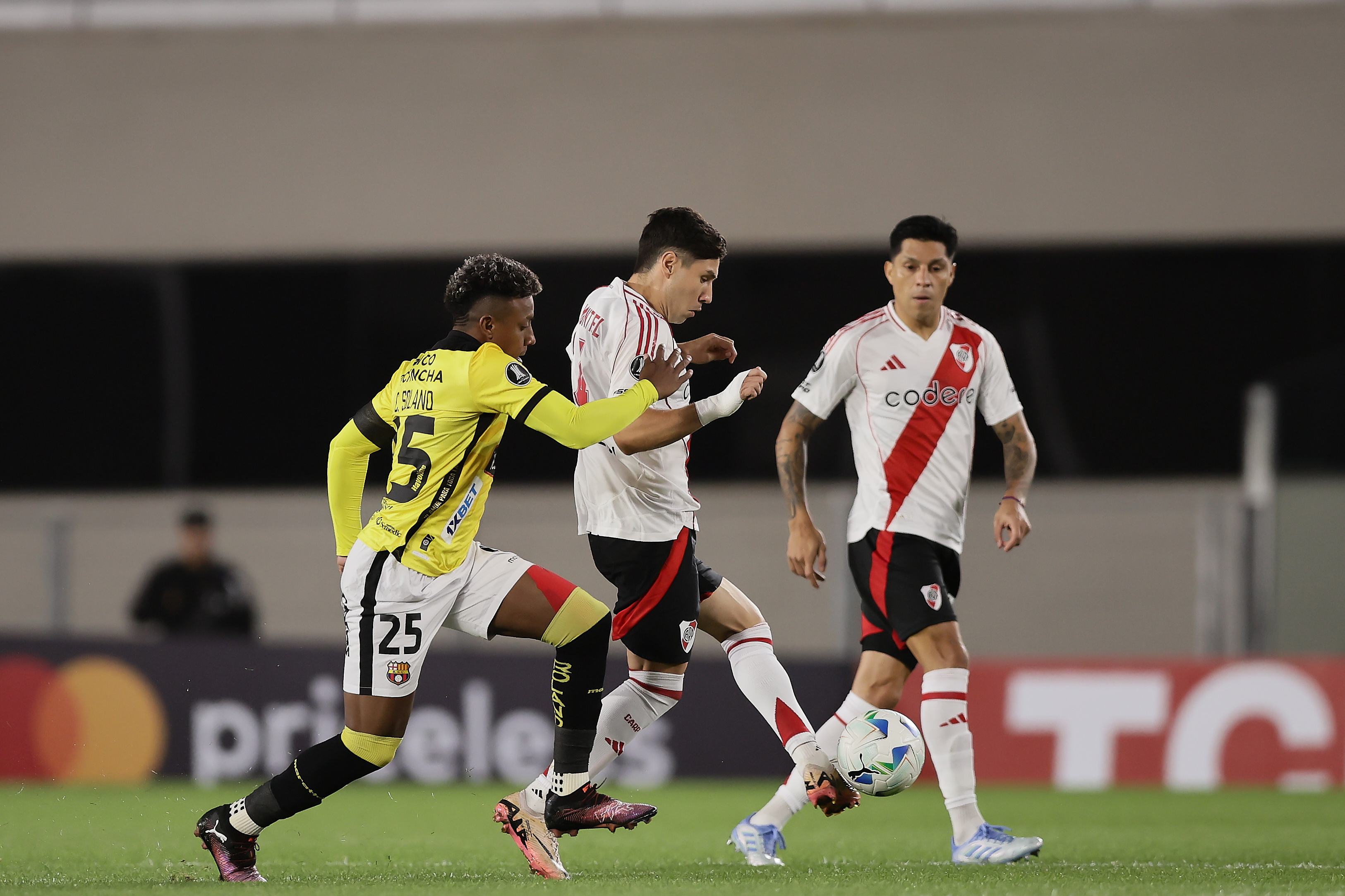 River Plate Plays Without Fans Due to Sanction from Previous Pyrotechnic Incident Buenos Aires, Argentina – April 8, 2025: River Plate faces Barcelona SC of Guayaquil at Estadio...