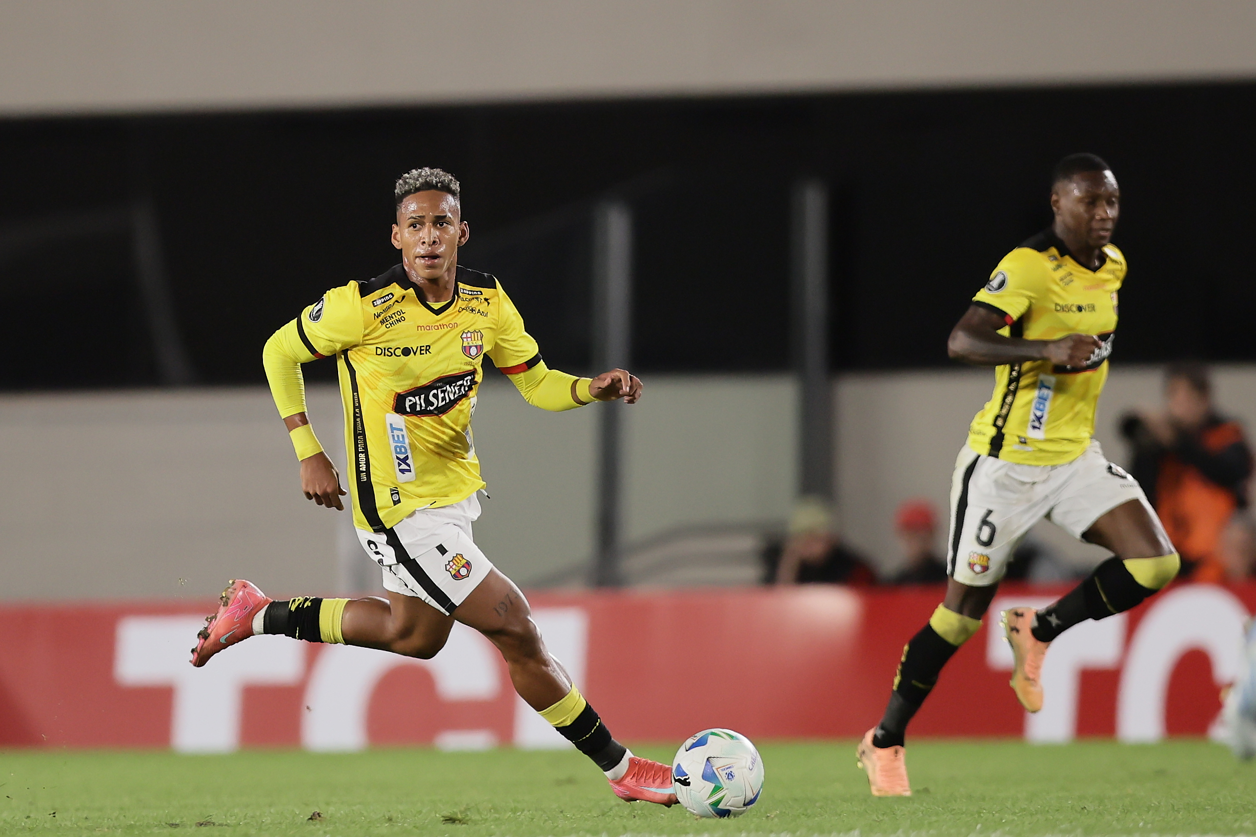 River Plate Plays Without Fans Due to Sanction from Previous Pyrotechnic Incident Buenos Aires, Argentina – April 8, 2025: River Plate faces Barcelona SC of Guayaquil at Estadio...