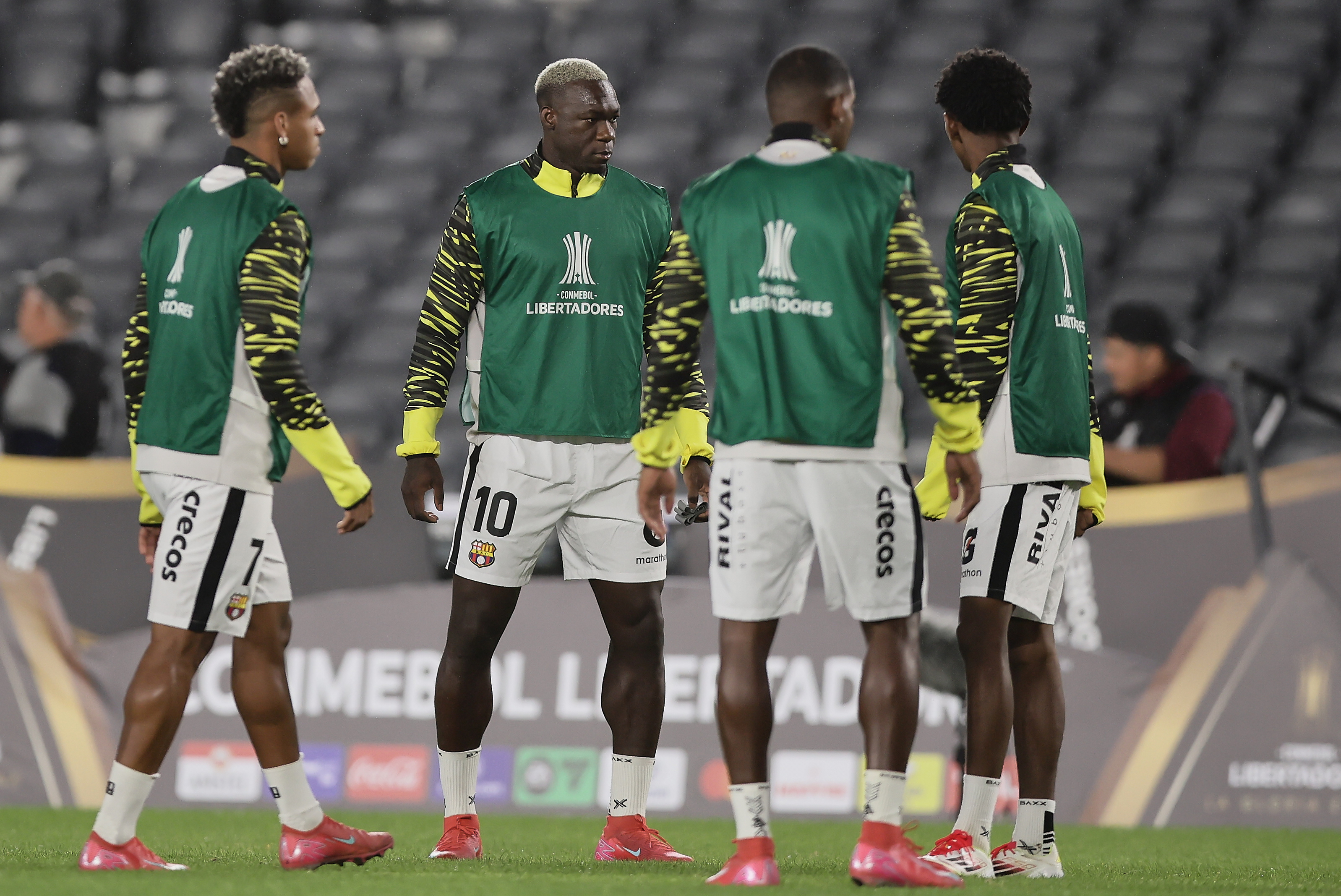 River Plate Plays Without Fans Due to Sanction from Previous Pyrotechnic Incident Buenos Aires, Argentina – April 8, 2025: Felipe Caidedo (C) from Barcelona SC. River Plate face...