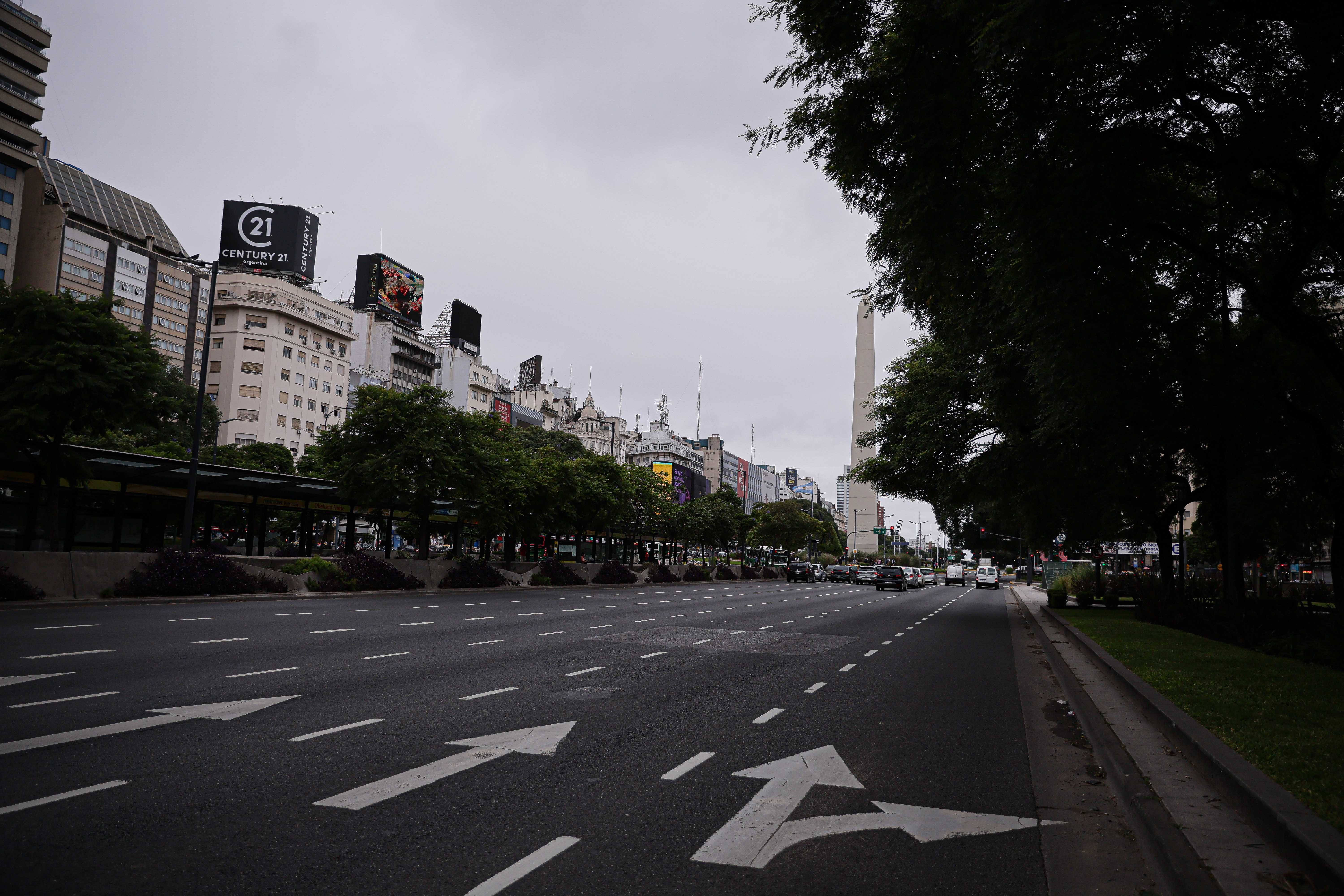 Estaciones vacías, vuelos cancelados y represión a piqueteros durante el paro nacional convocado por la CGT BUENOS AIRES, ARGENTINA - 10 DE ABRIL DE 2025: El paro general convocado por la Confederación Ge...
