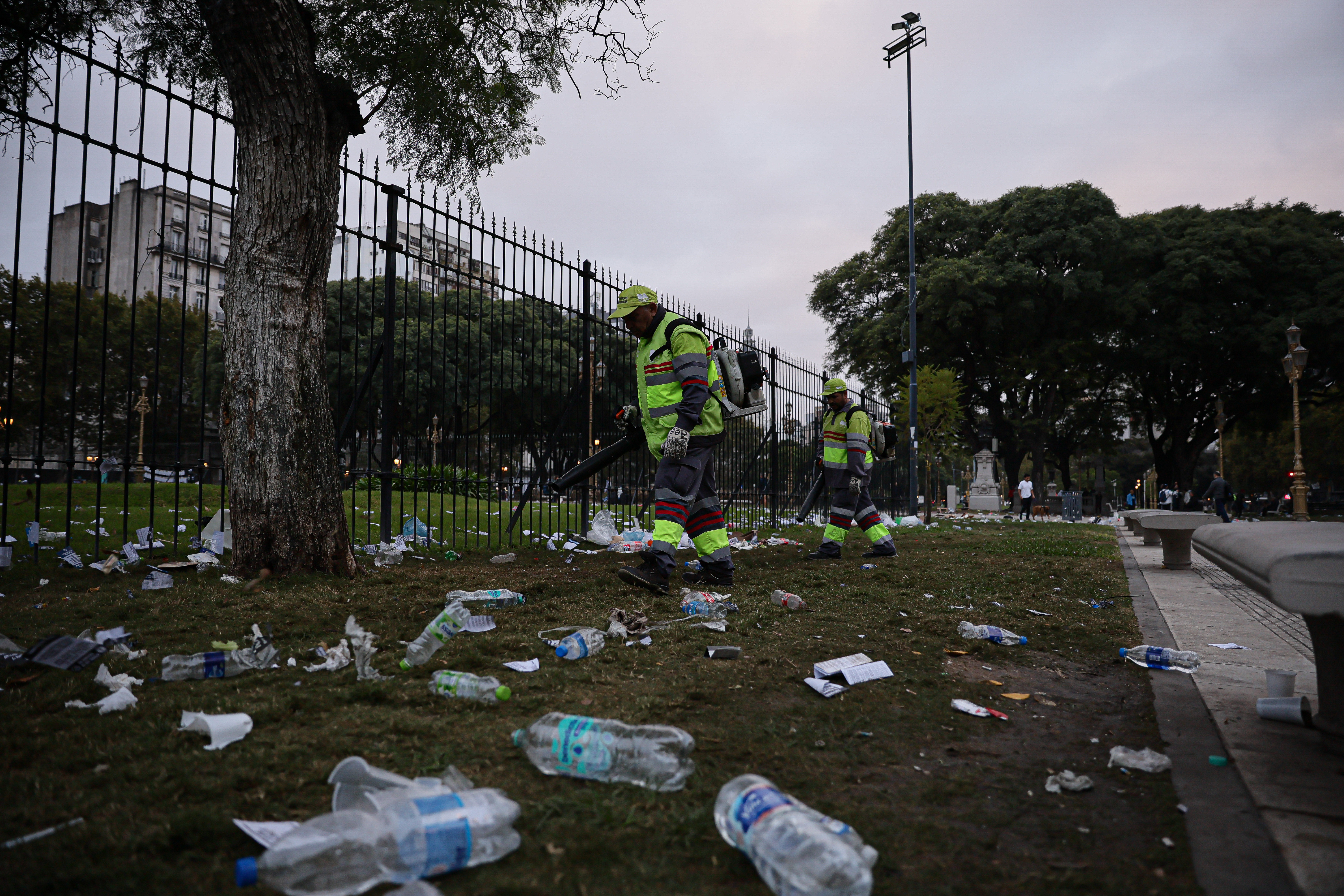 Funcionarios realizan trabajos de limpieza post Marcha de la CGT en el Congreso Nacional. Foto: ...