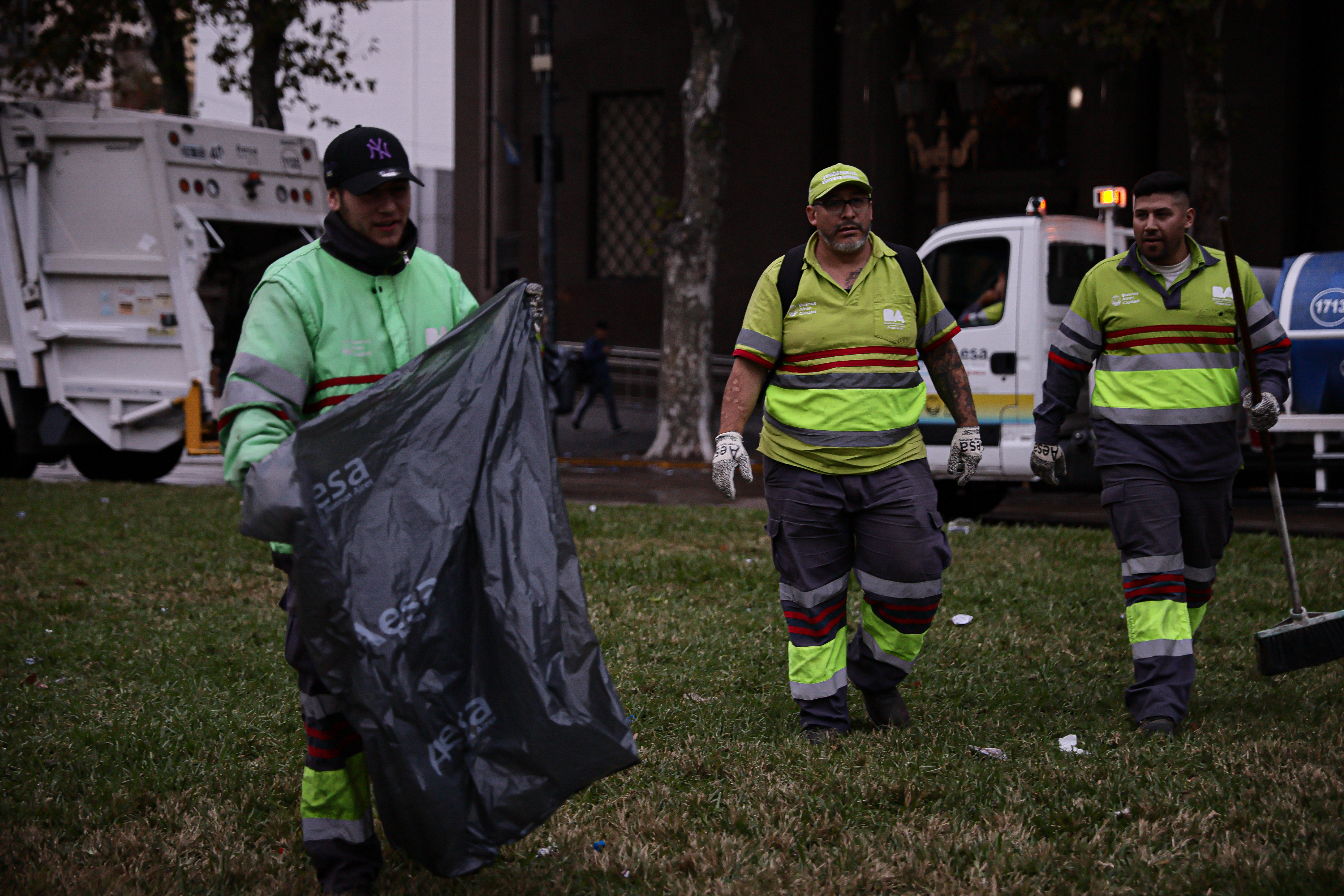 Funcionarios realizan trabajos de limpieza post Marcha de la CGT en el Congreso Nacional. 
Foto: ...