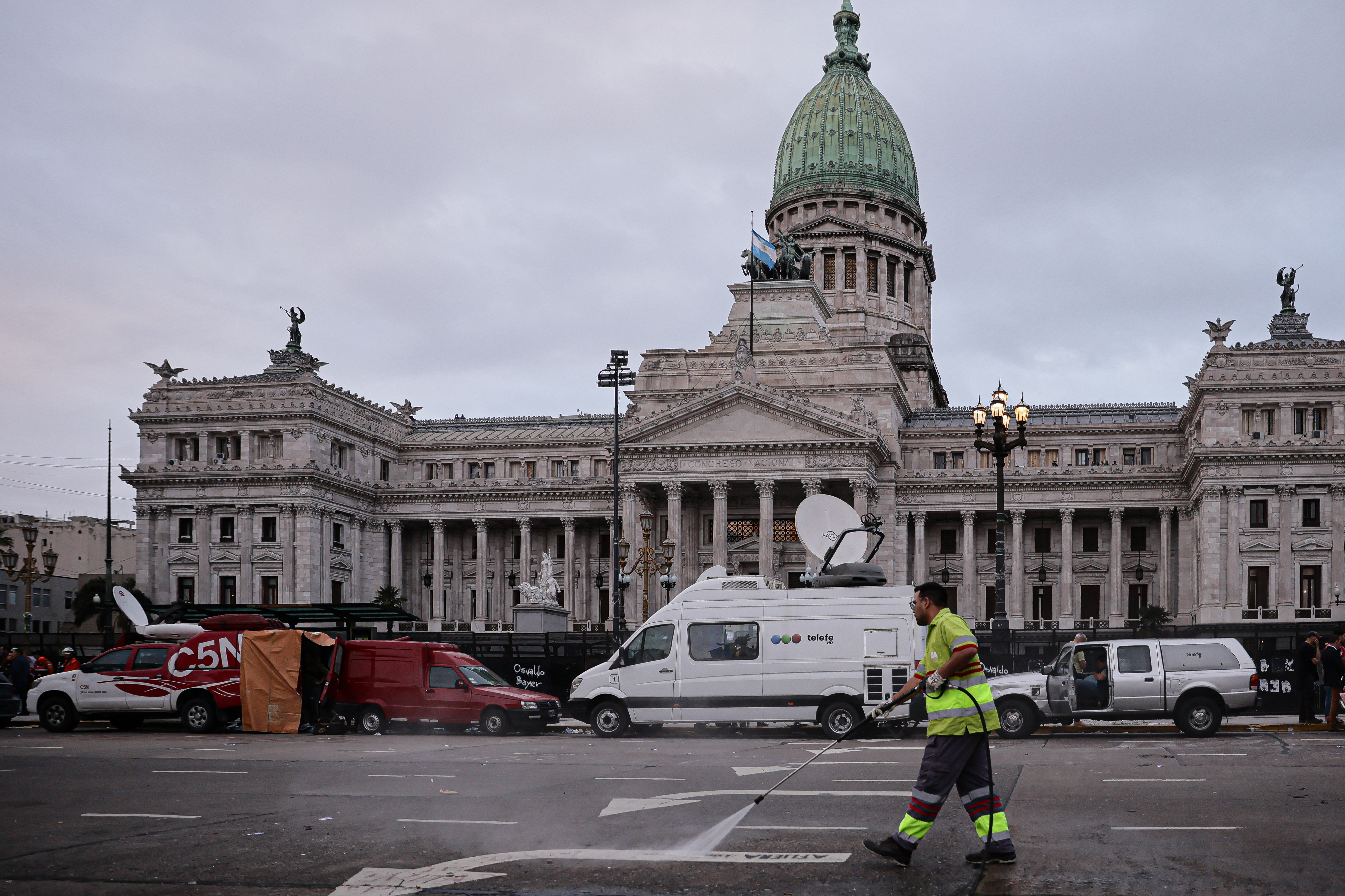 ESCL3147 Funcionarios realizan trabajos de limpieza post Marcha de la CGT en el Congreso Nacional.
Foto: ...