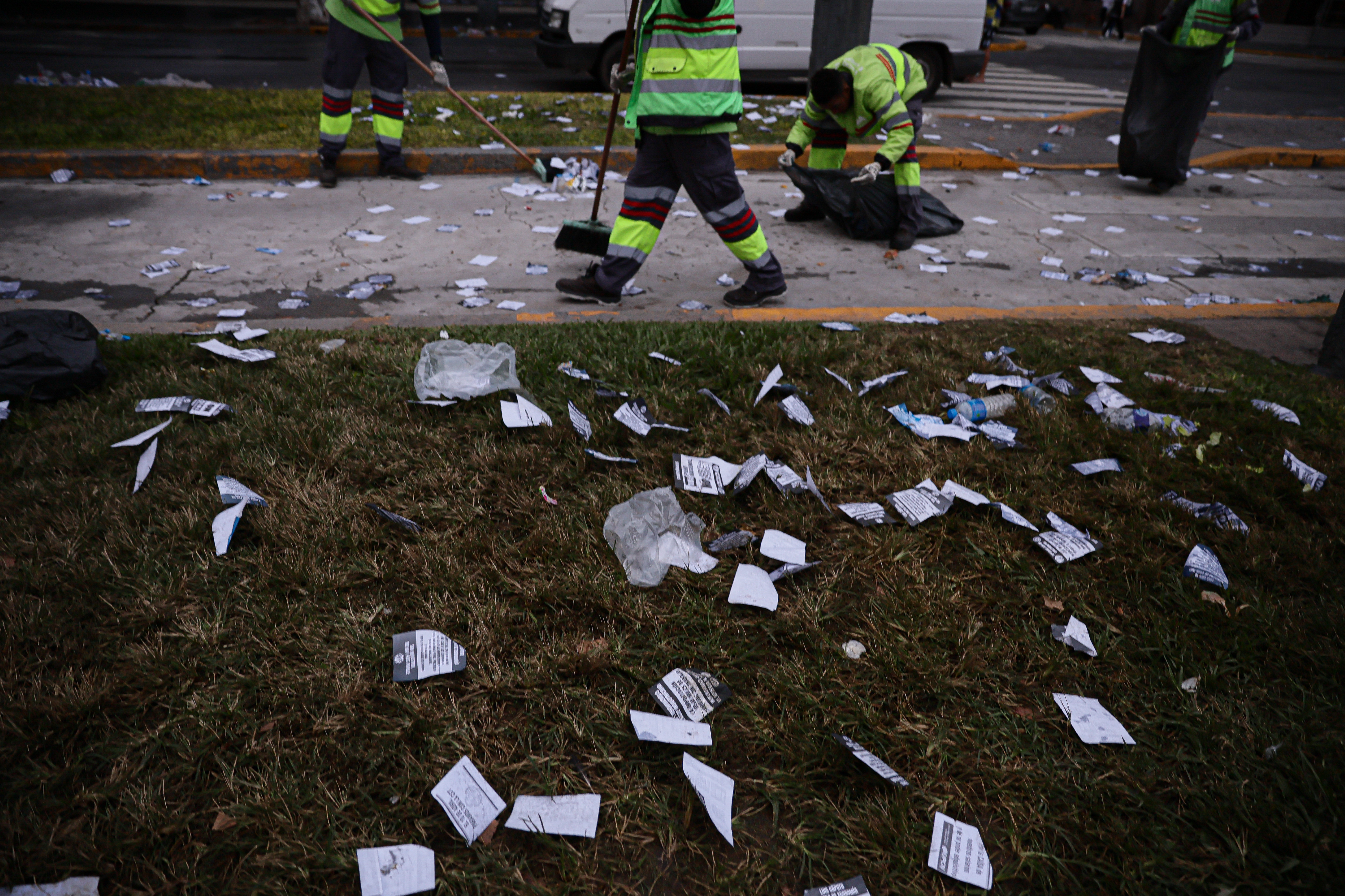 Funcionarios realizan trabajos de limpieza post Marcha de la CGT en el Congreso Nacional. Foto: ...