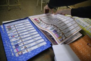 Con poca afluencia y el debut de nuevos espacios políticos, Santa Fe vota cargos locales y conve...