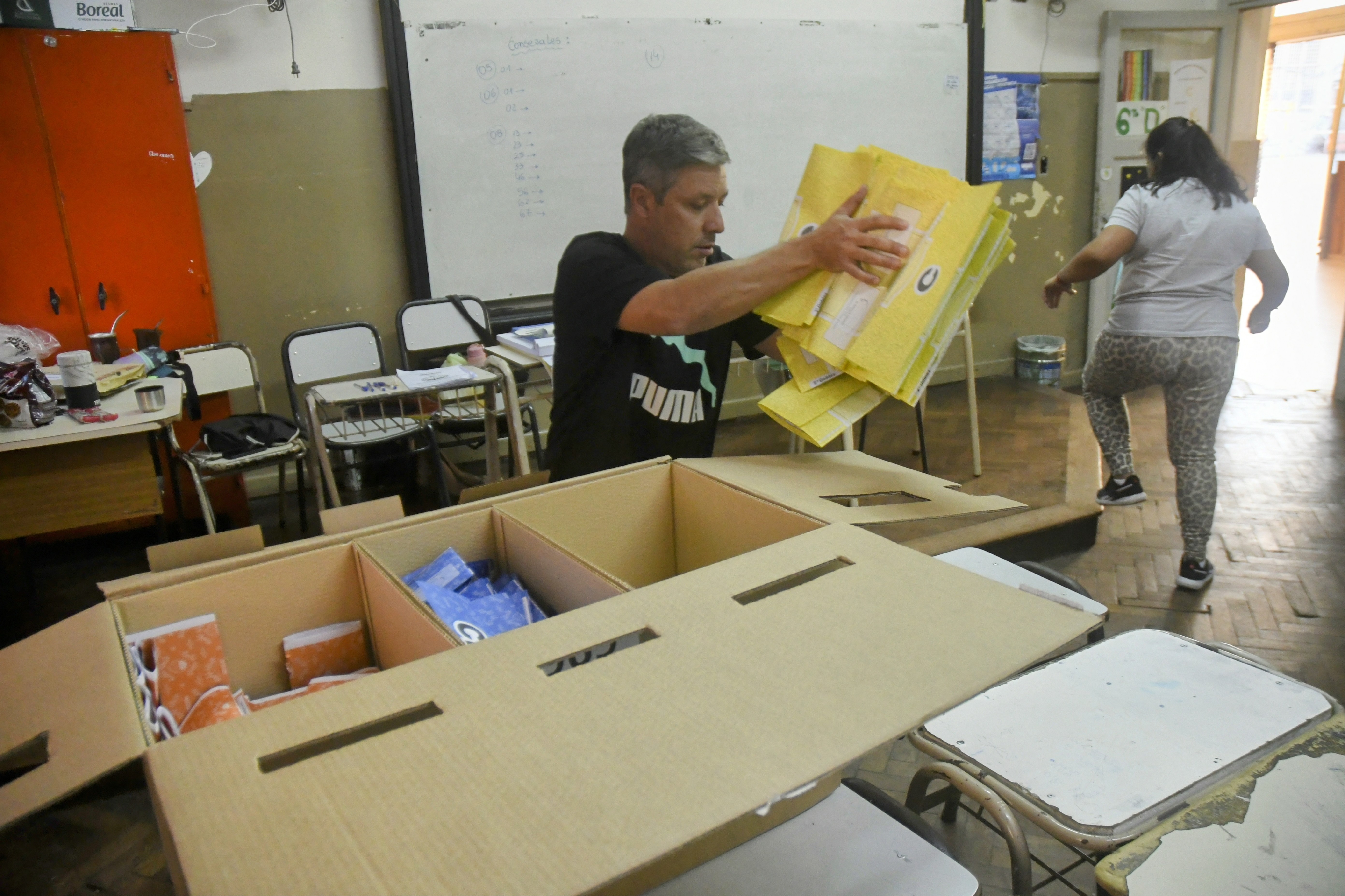 Con poca afluencia y el debut de nuevos espacios políticos, Santa Fe vota cargos locales y convencionales constituyentes SANTA FE, ARGENTINA – 13 DE ABRIL DE 2025: Conteo de votos en las elecciones de contribuyentes ...