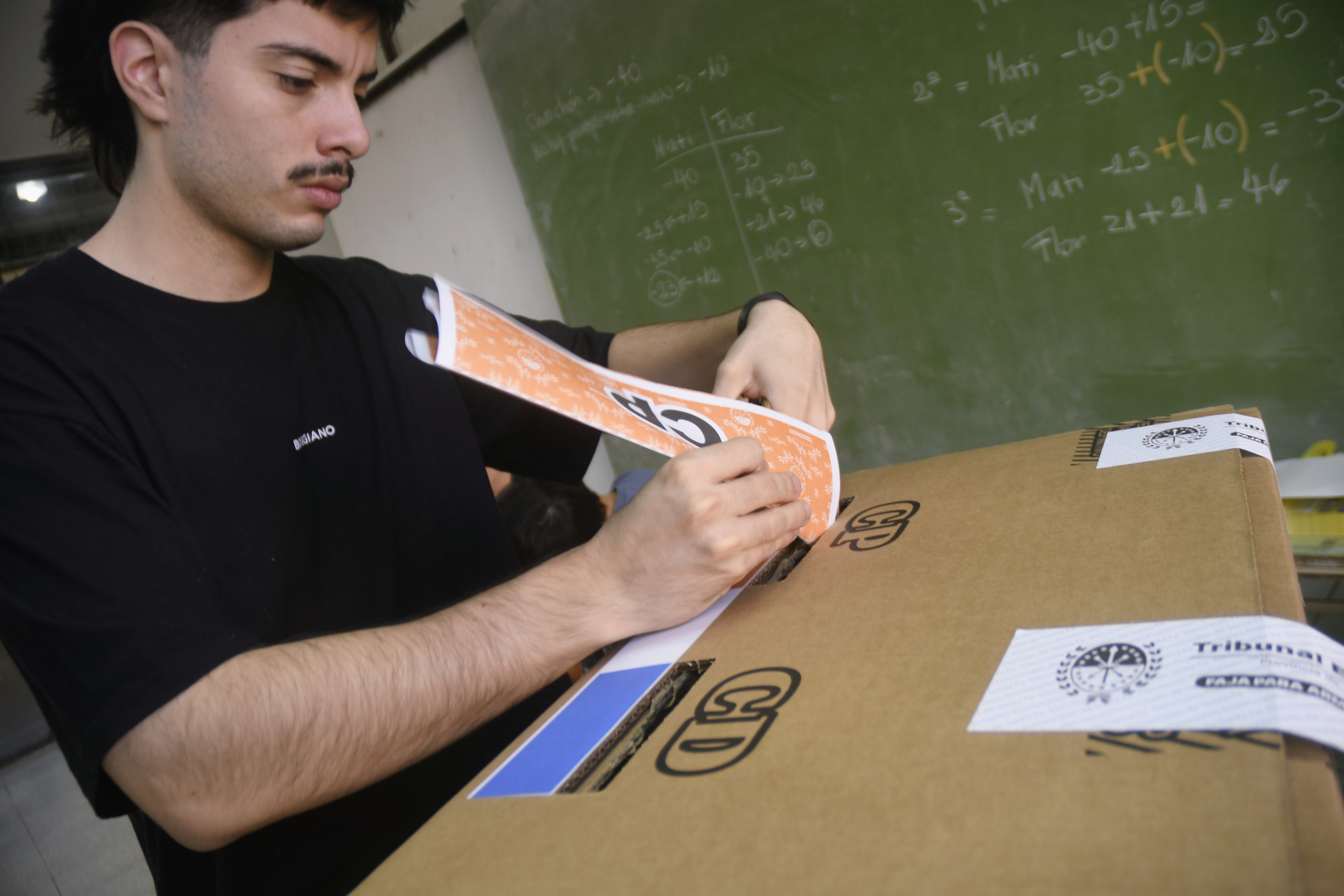 SANTA FE, ARGENTINA – 13 DE ABRIL DE 2025: Persona emite su voto durante las elecciones en Sant...