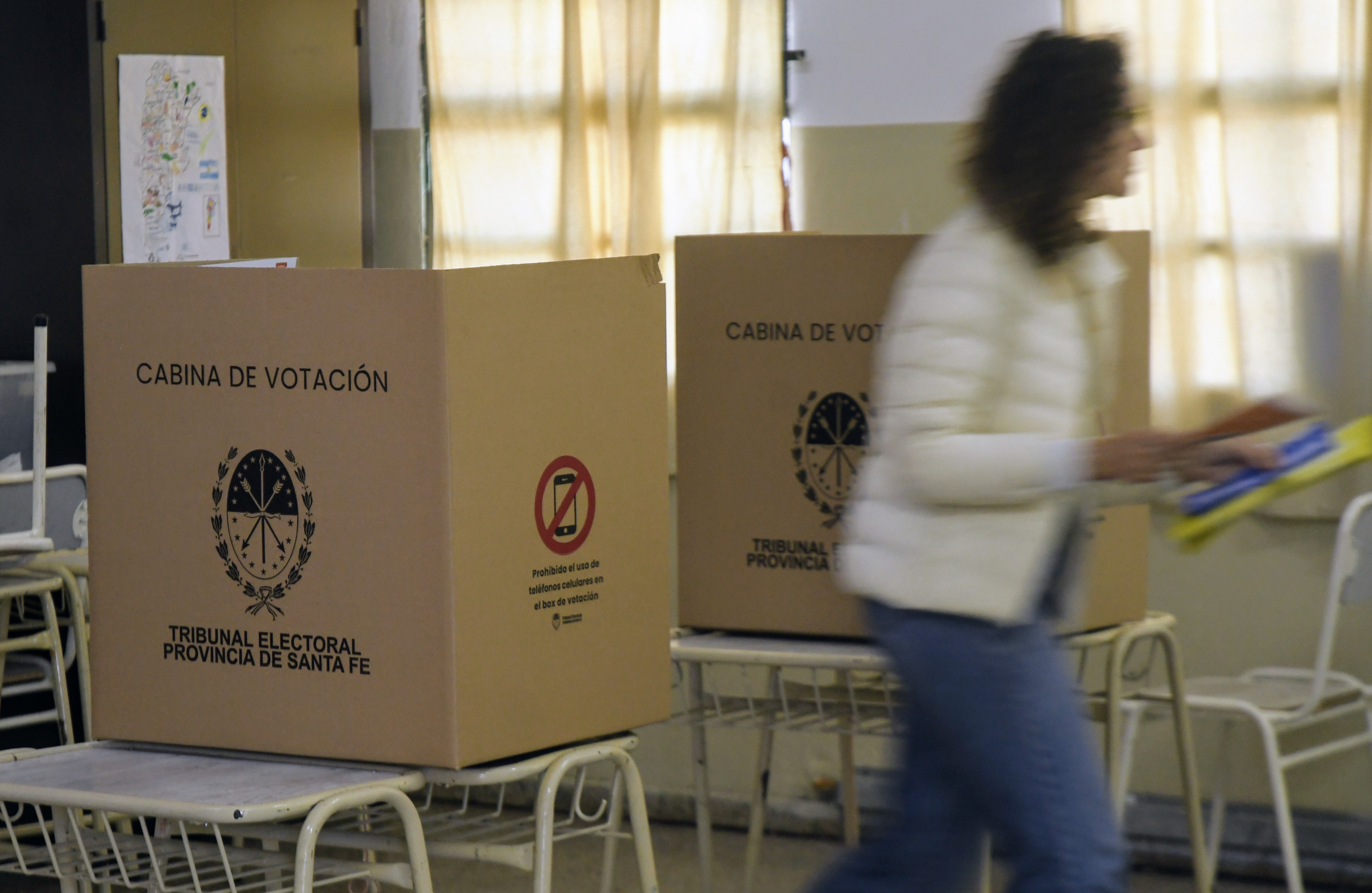 Con poca afluencia y el debut de nuevos espacios políticos, Santa Fe vota cargos locales y convencionales constituyentes SANTA FE, ARGENTINA – 13 DE ABRIL DE 2025: Vista de cuarto oscuro de local de votación en Sant...