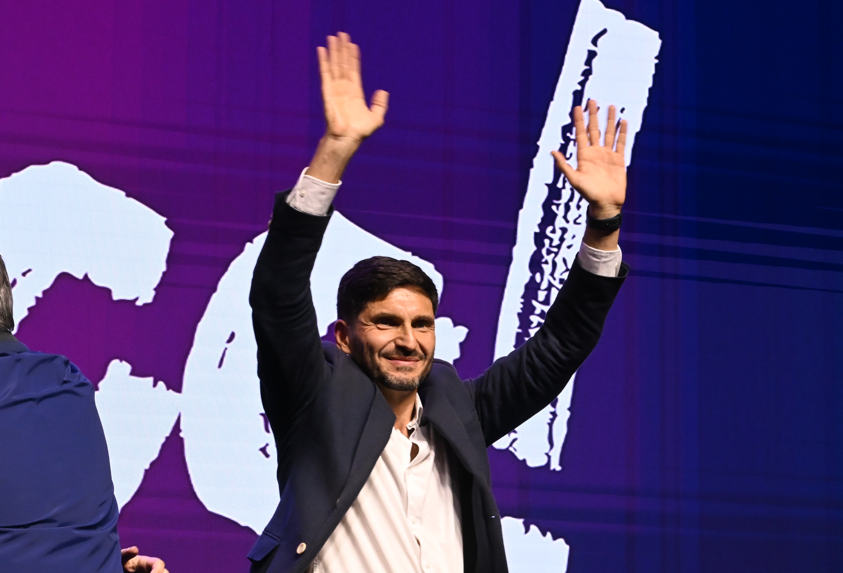 SANTA FE, ARGENTINA – 13 DE ABRIL DE 2025: El gobernador Maximiliano Pullaro festeja el triunfo...