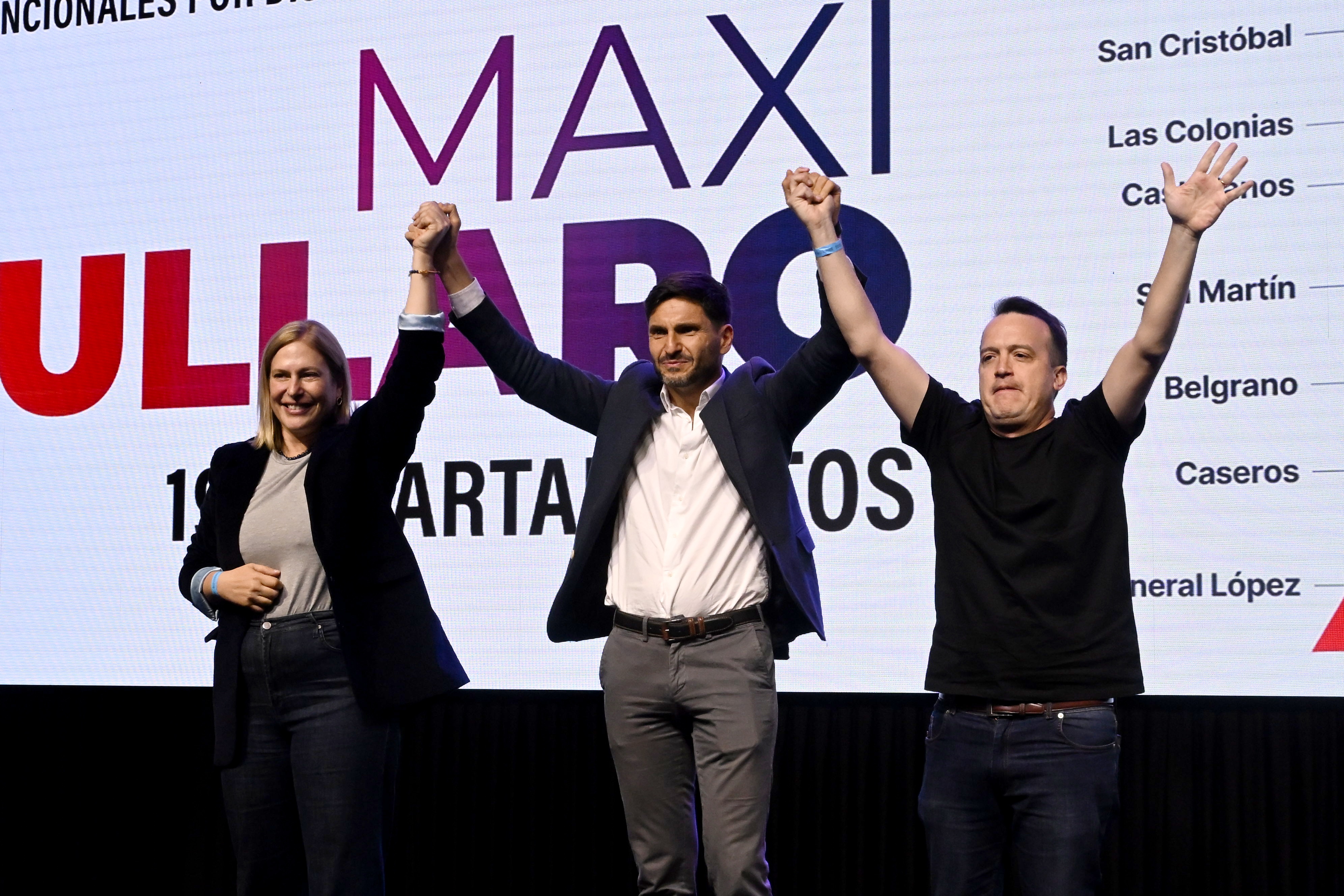Con poca afluencia y el debut de nuevos espacios políticos, Santa Fe vota cargos locales y convencionales constituyentes SANTA FE, ARGENTINA – 13 DE ABRIL DE 2025: El gobernador Maximiliano Pullaro festeja el triunfo...
