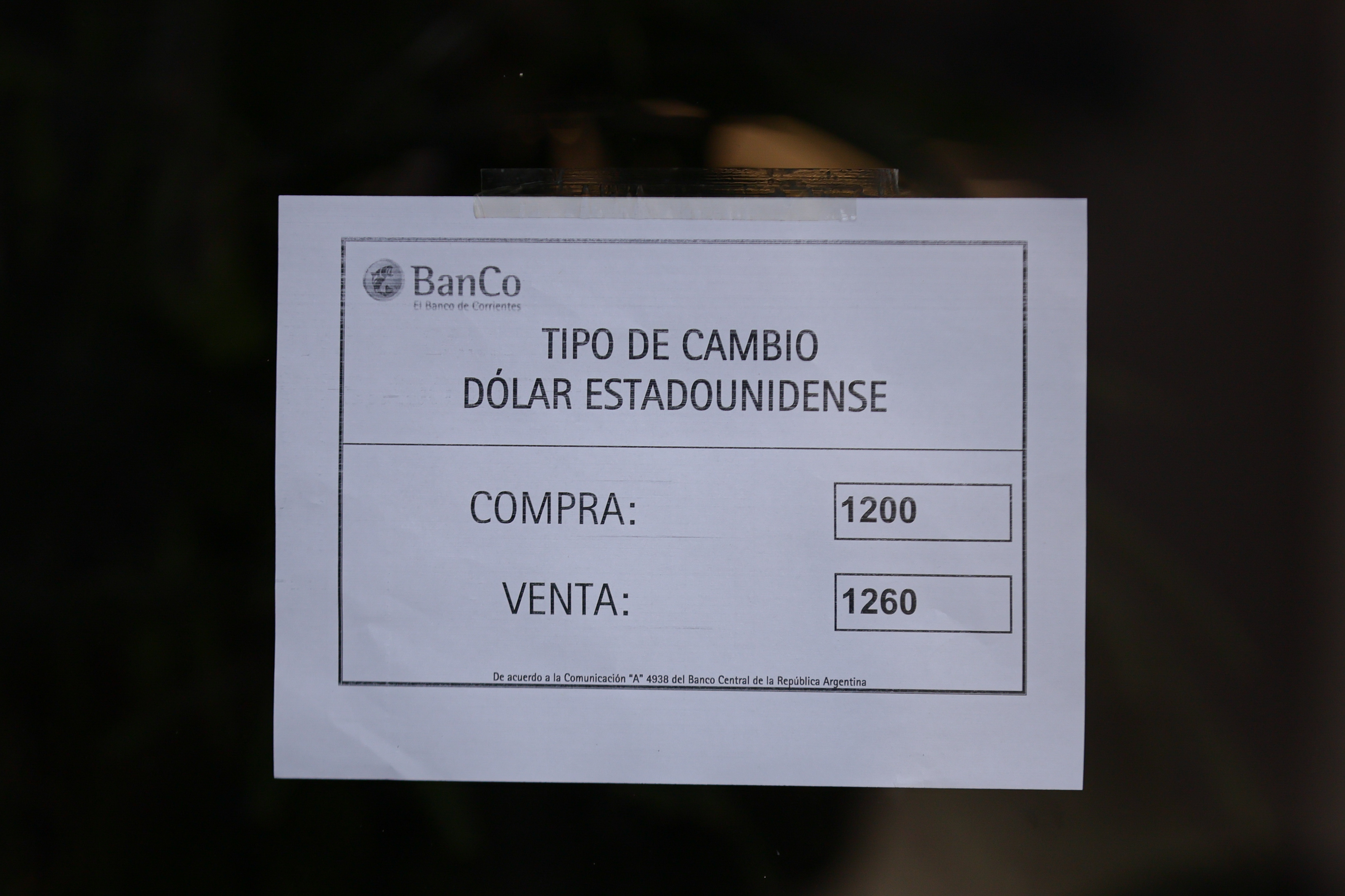 El dólar minorista se dispara tras el fin del cepo, y los bancos enfrentan desafíos operativos con la flexibilización del régimen cambiario BUENOS AIRES, ARGENTINA – 14 DE ABRIL DE 2025: El dólar minorista en el Banco Nación alcanzó...