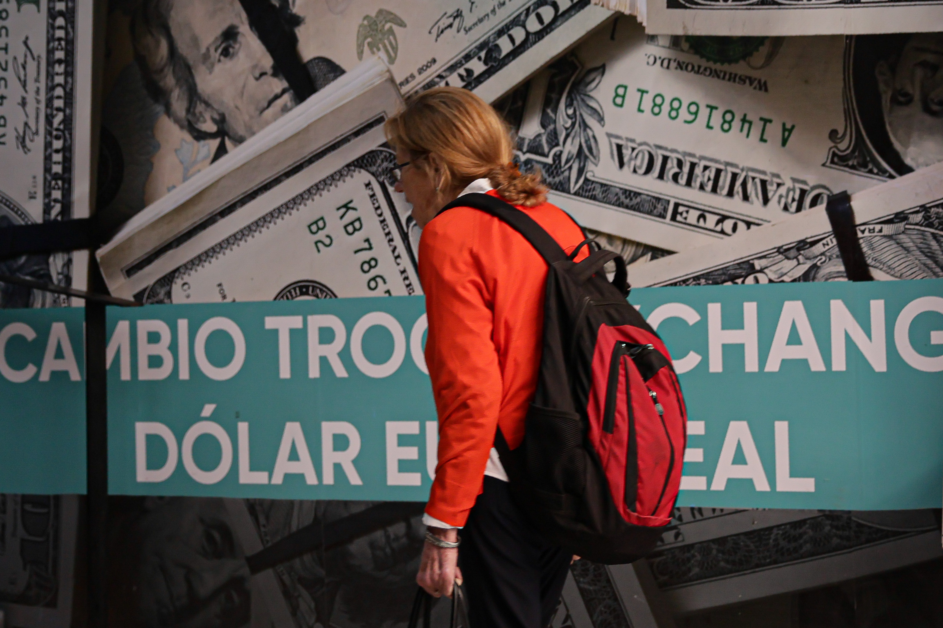 BUENOS AIRES, ARGENTINA – 14 DE ABRIL DE 2025: El dólar minorista en el Banco Nación alcanzó...